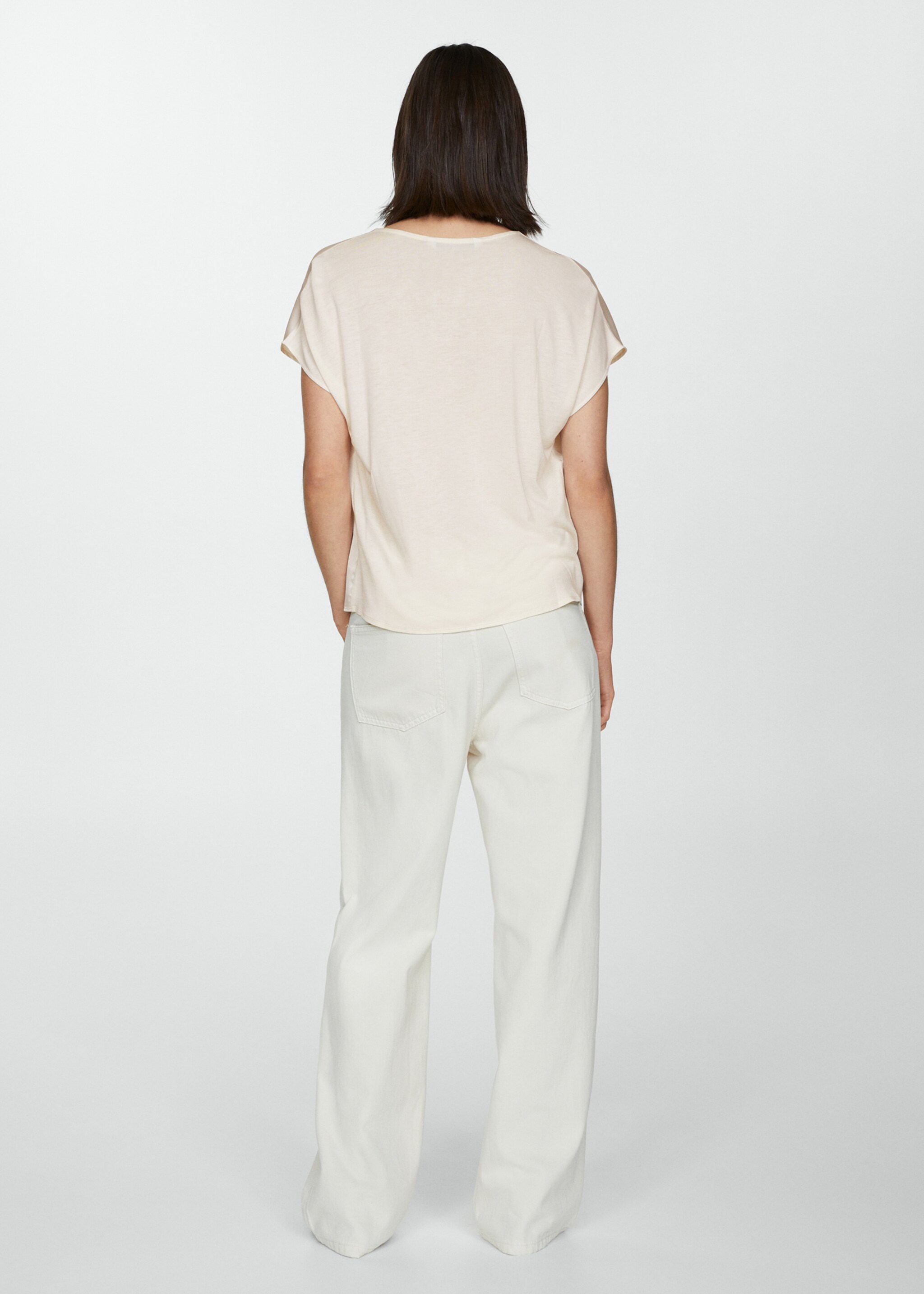 T-shirt acetinada com gola em V - Verso do artigo
