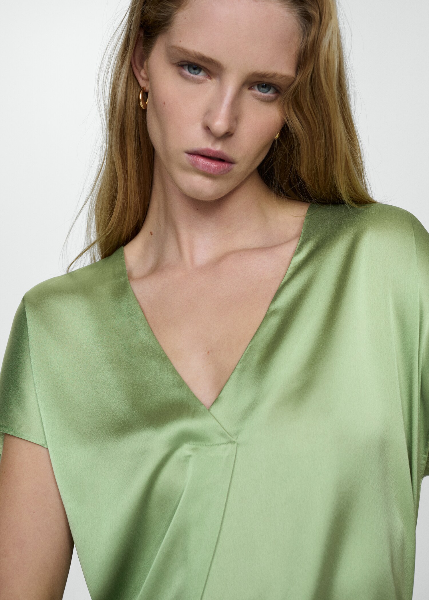 Satijnen T-shirt met V-hals - Detail van het artikel 1