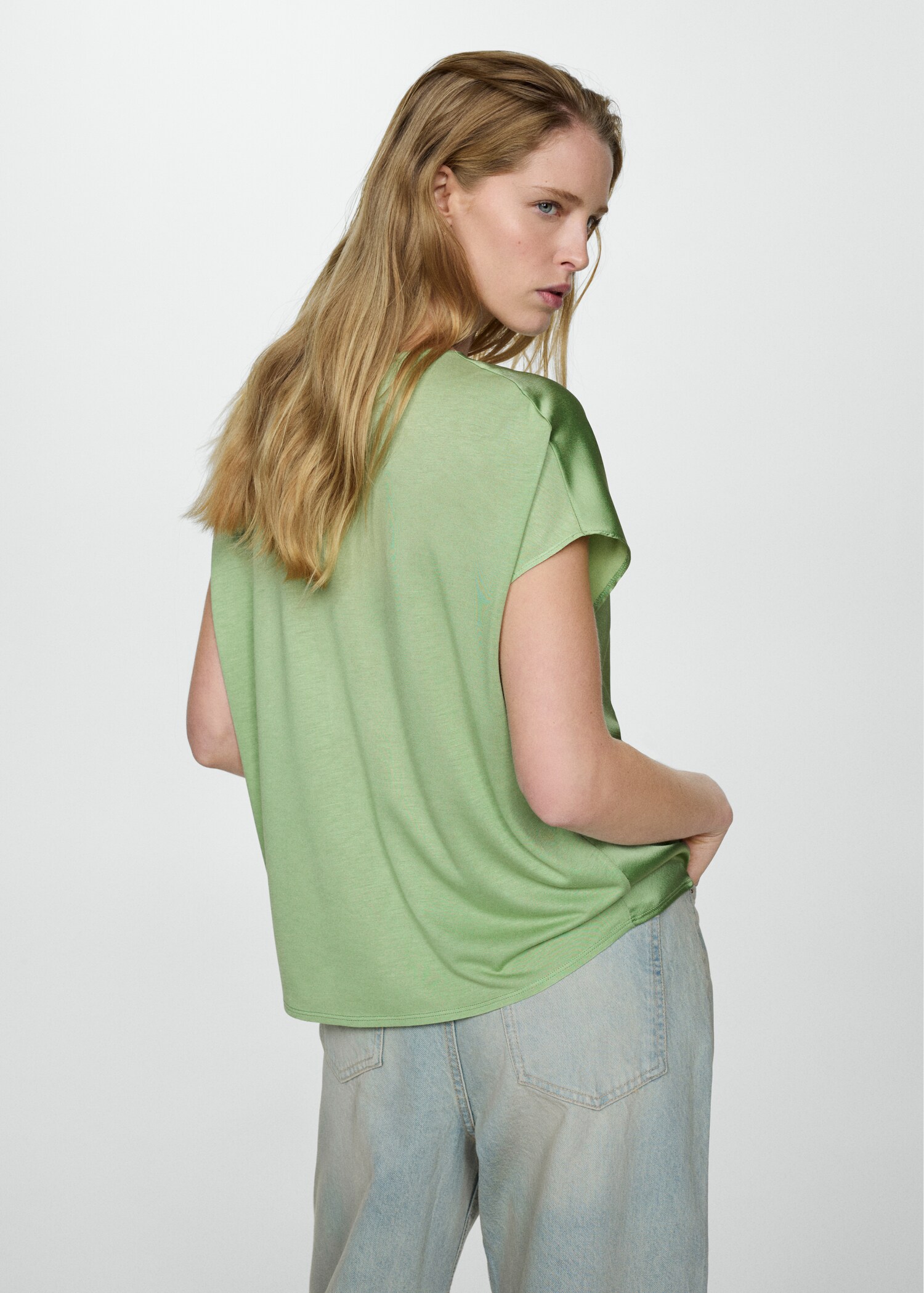 Satijnen T-shirt met V-hals - Achterkant van het artikel