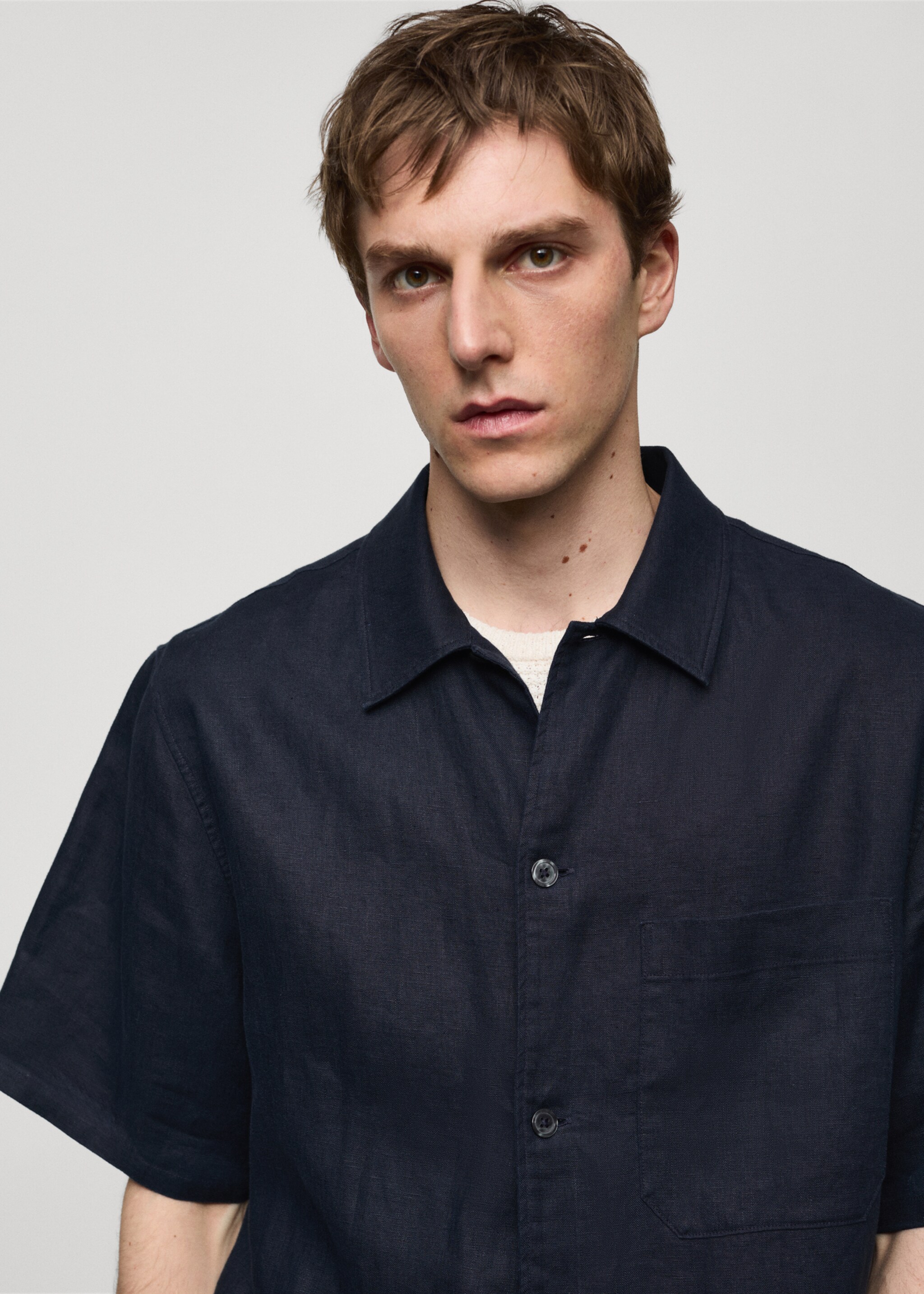 Regular-fit 100% linen shirt with pocket - Details of the article 1, Dark Navy. Ref: 67077688-00.
