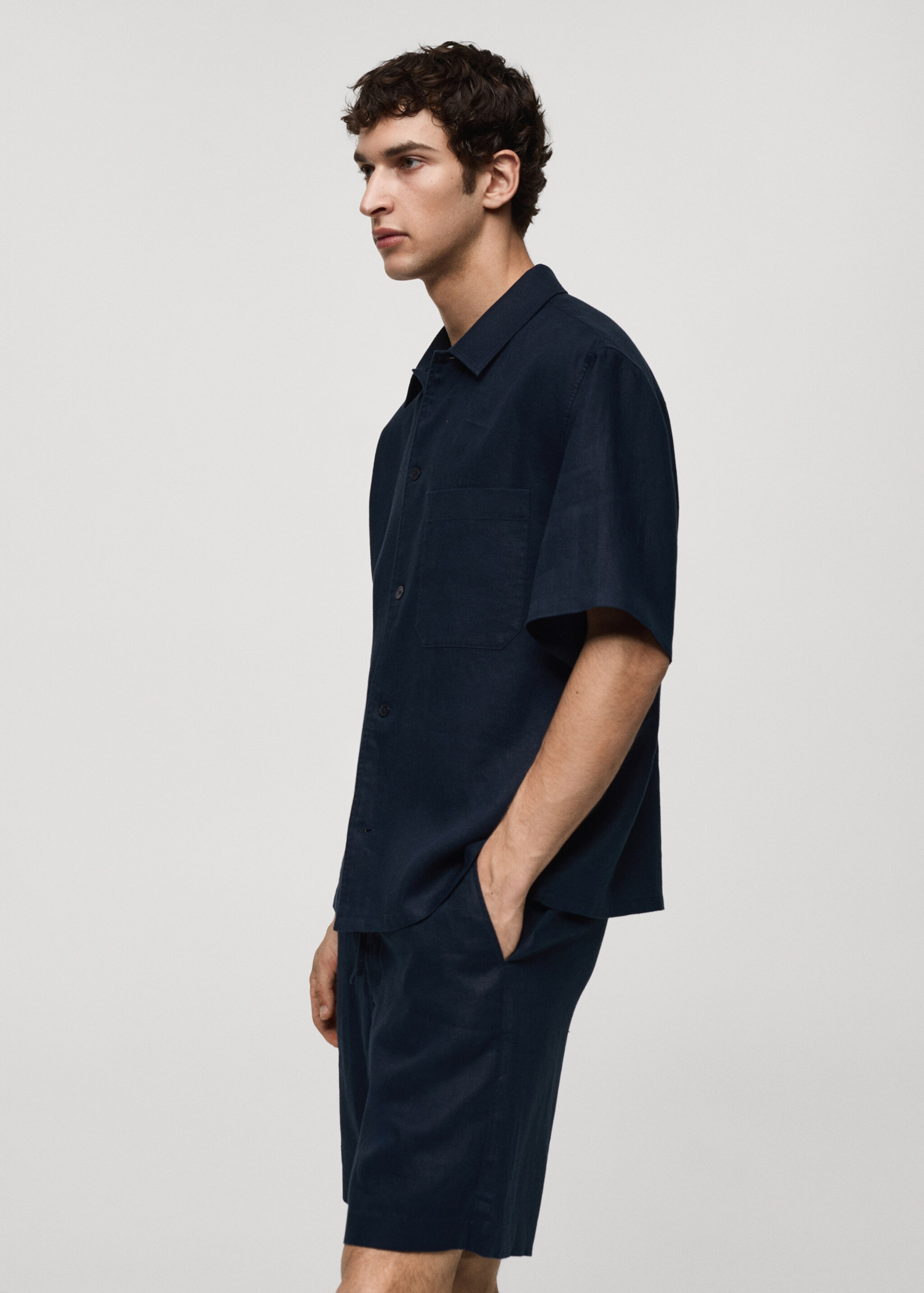 Regular-fit 100% linen shirt with pocket - Details of the article 2, Dark Navy. Ref: 67077688-00.