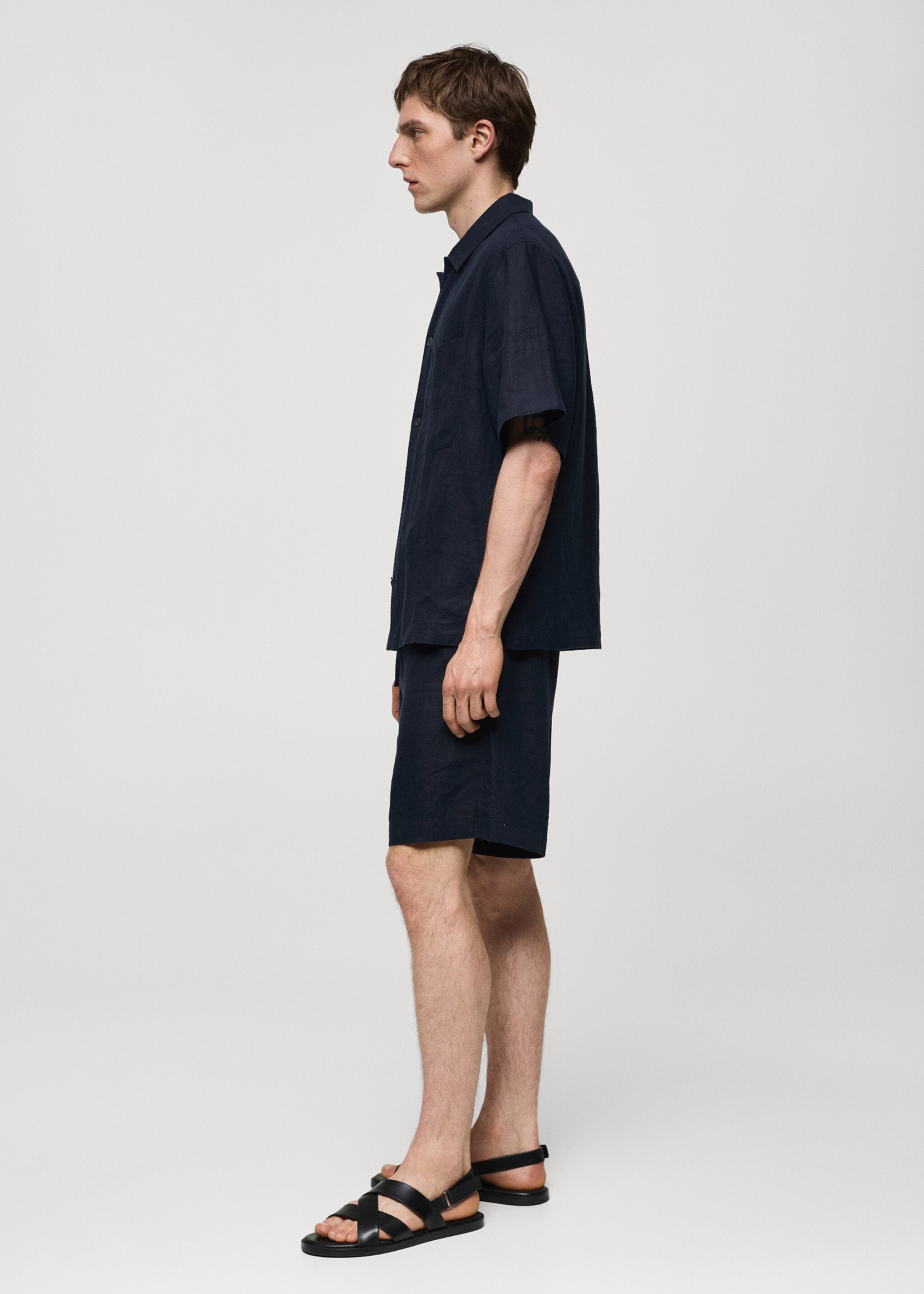 Regular-fit 100% linen shirt with pocket - Details of the article 6, Dark Navy. Ref: 67077688-00.