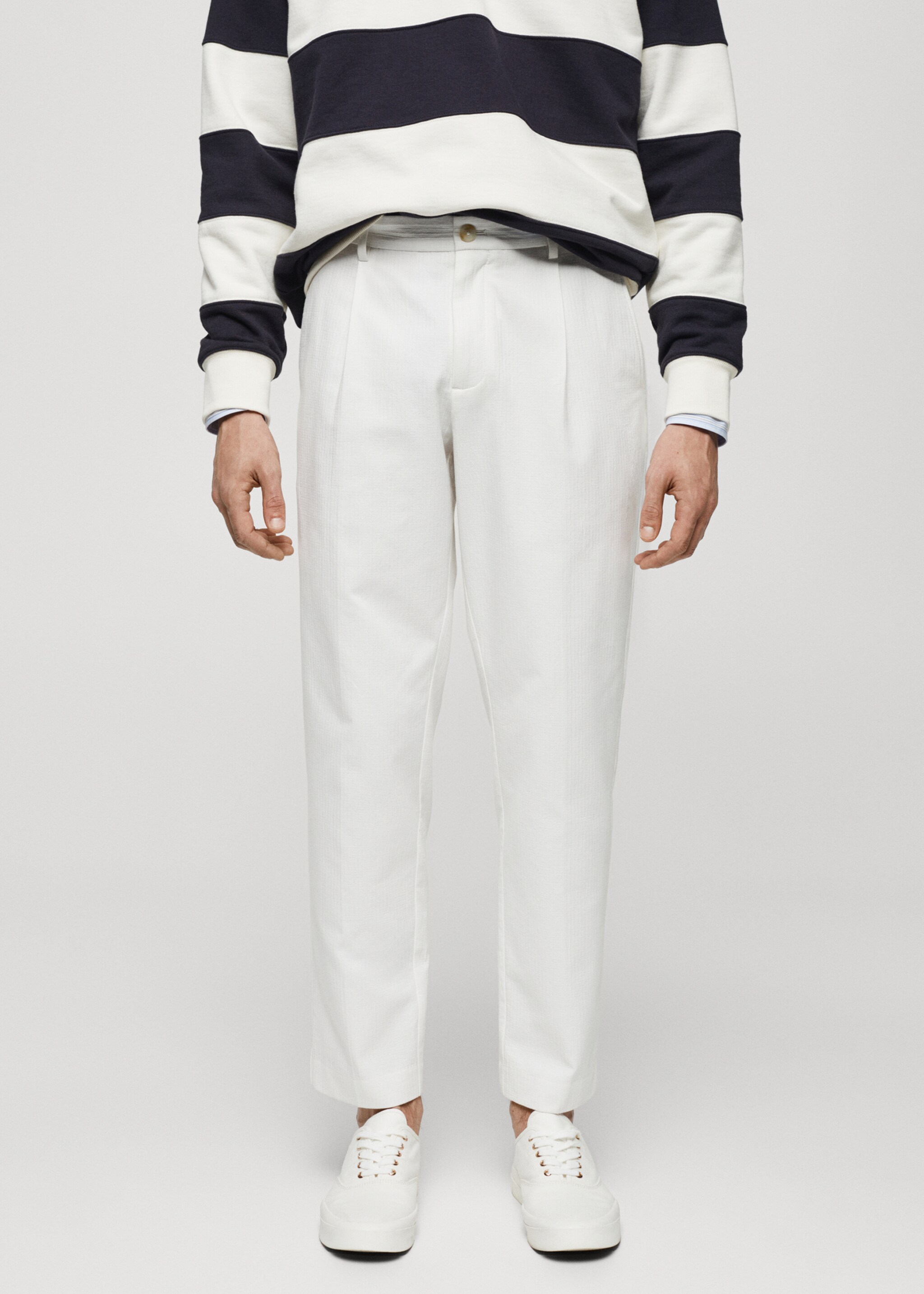 Pantalon coton brodé à pinces - Plan moyen, Blanc cassé. Ref: 67077918-00.