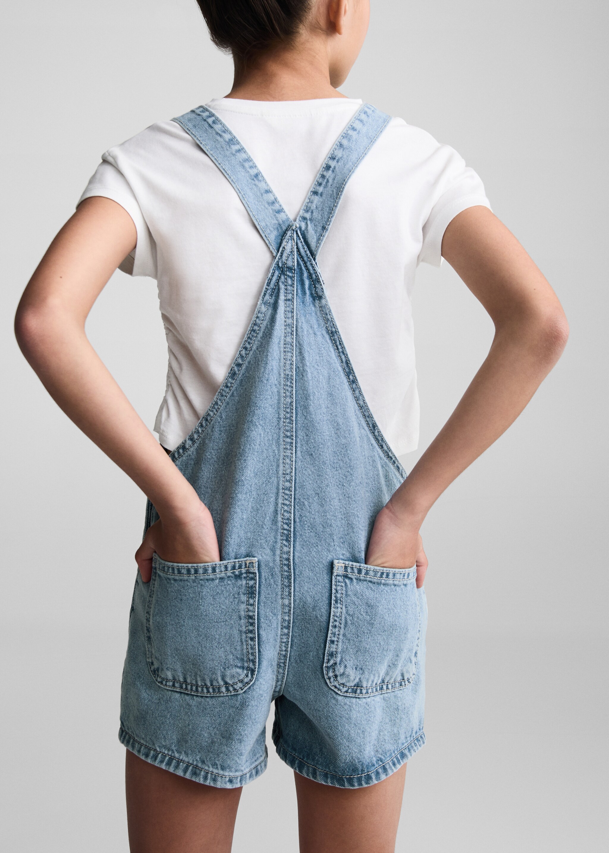 Salopetă scurtă din denim - Spatele articolului
