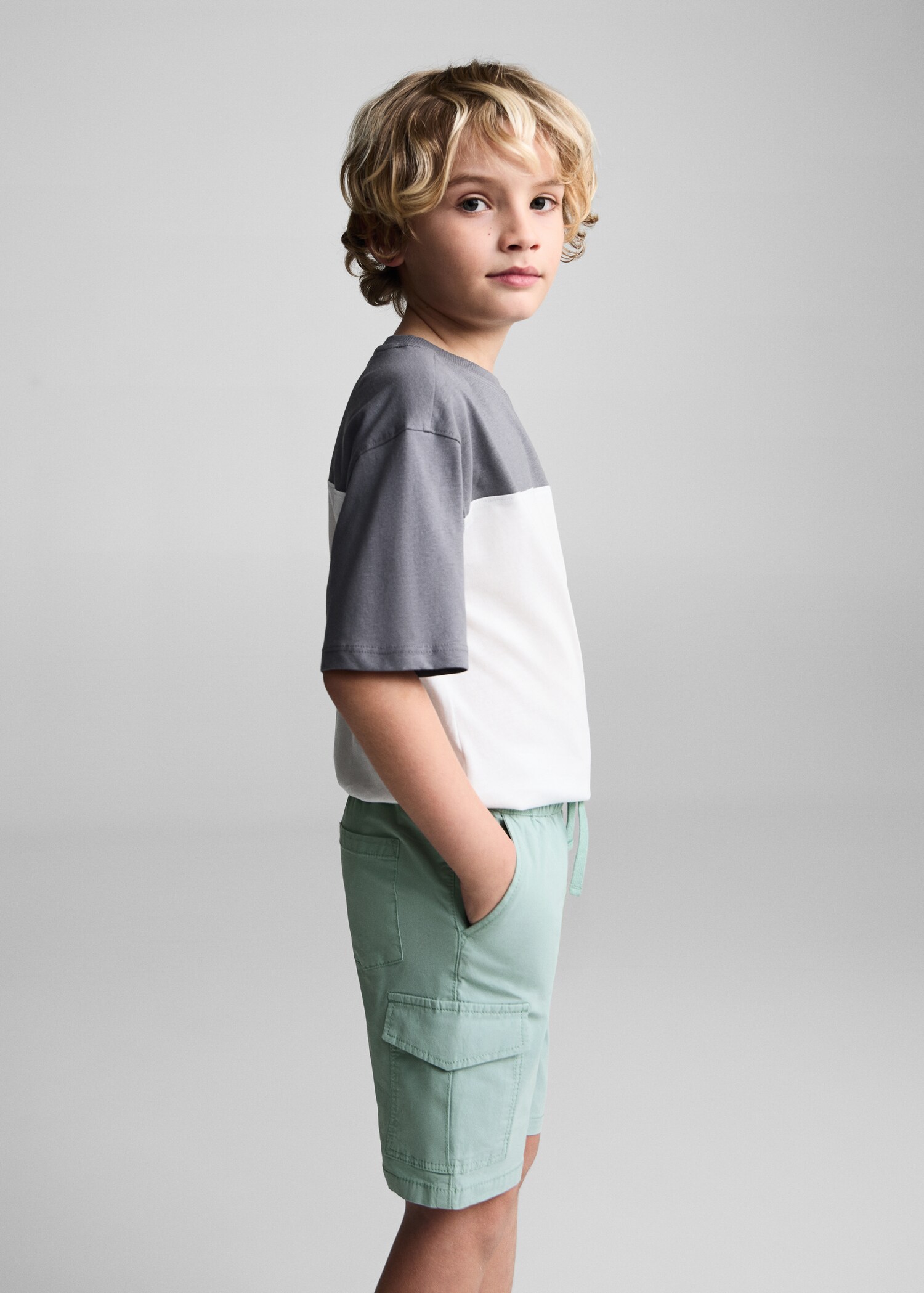Cargo pockets Bermuda shorts - Details of the article 1