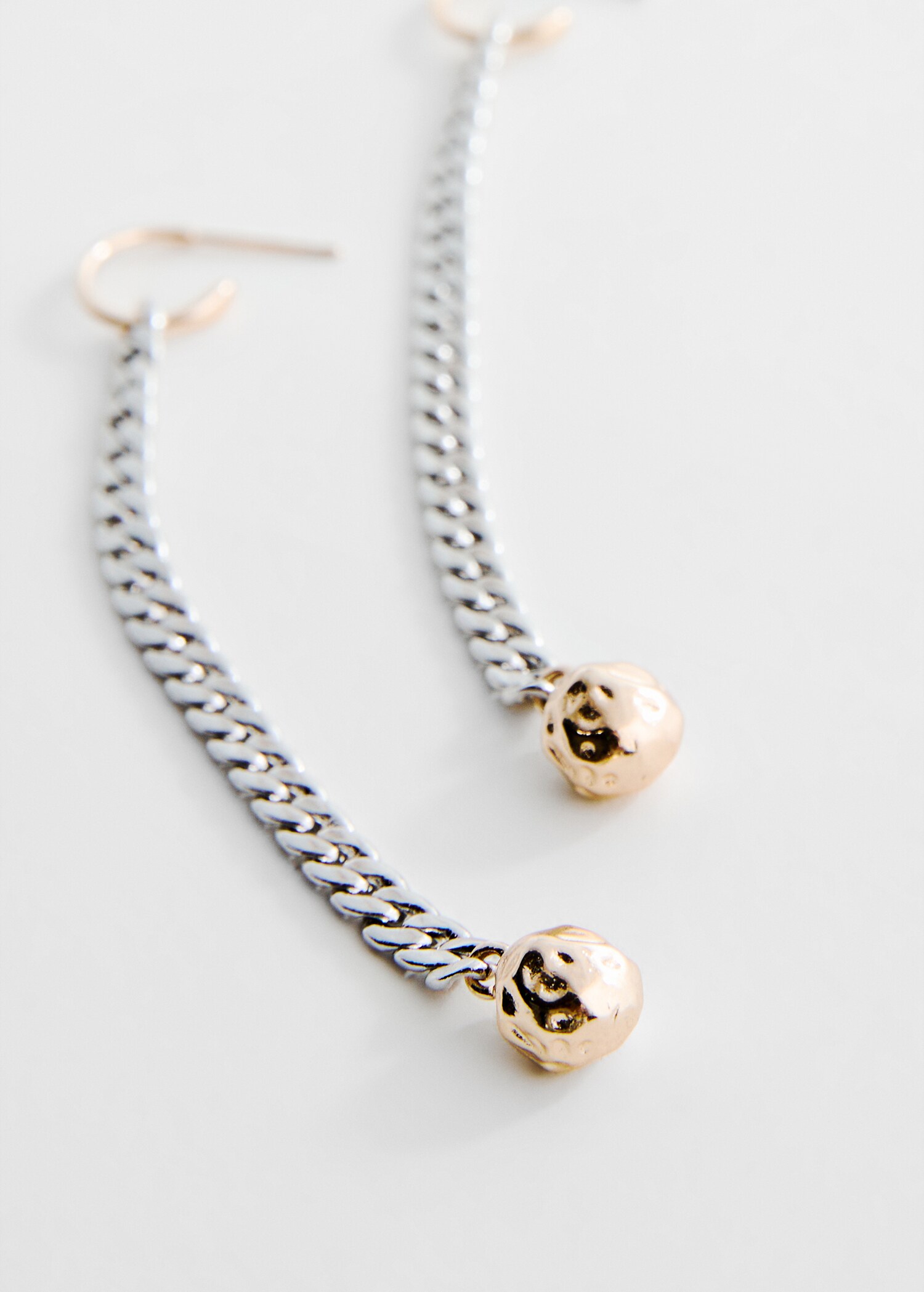 Boucles d'oreilles pendantes chaîne perles - Plan moyen