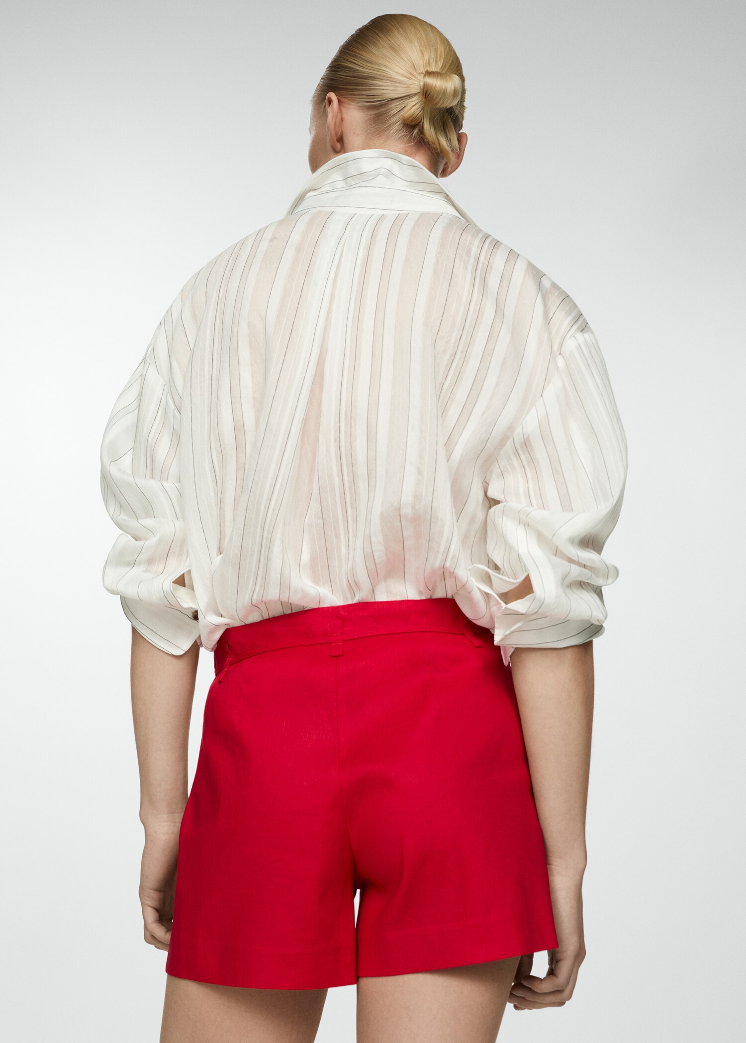 Linen shorts with bow - Reverse of the article