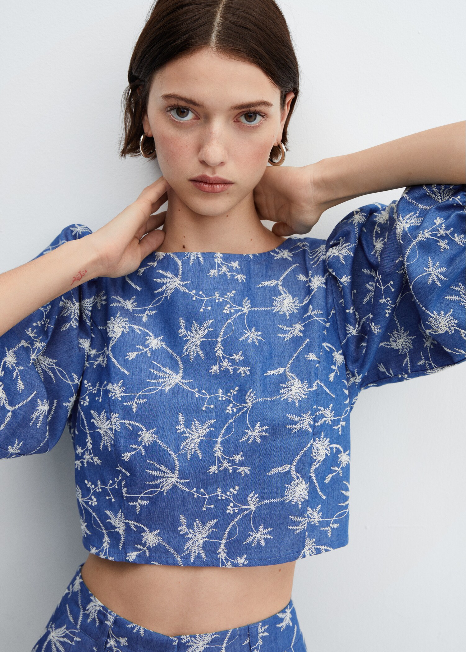 Embroidered puff-sleeve blouse - Details of the article 1