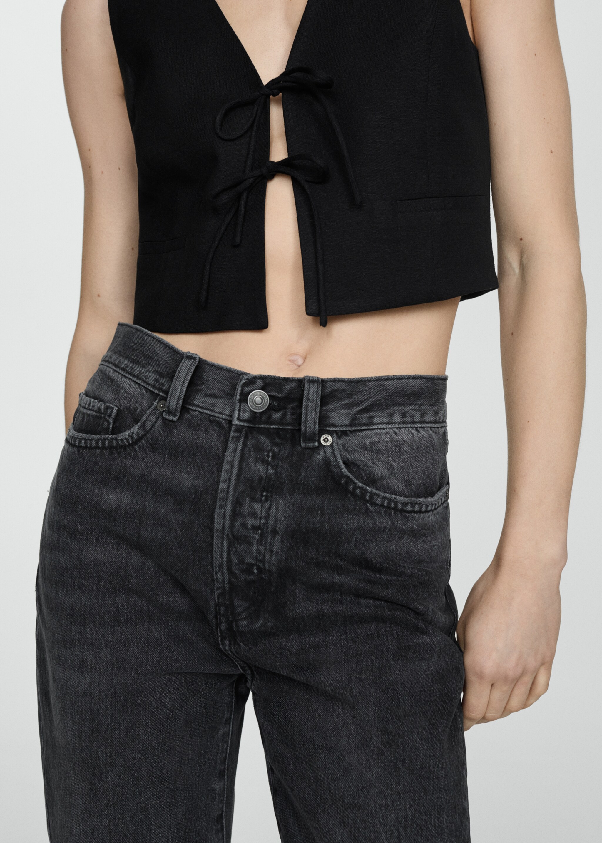 Straight jeans with forward seams - Details of the article 6, Black denim. Ref: 67080449-00.
