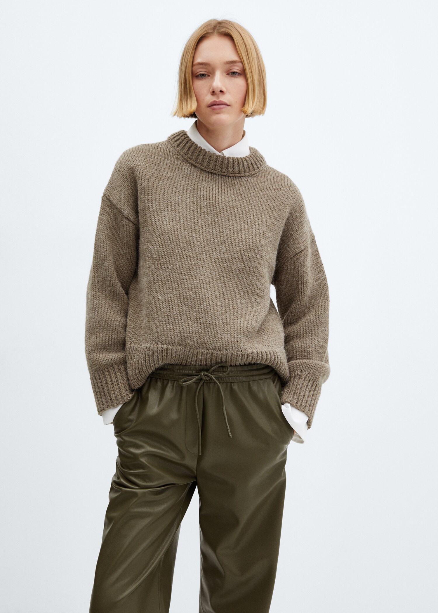 Leather-effect elastic waist trousers - Details of the article 1