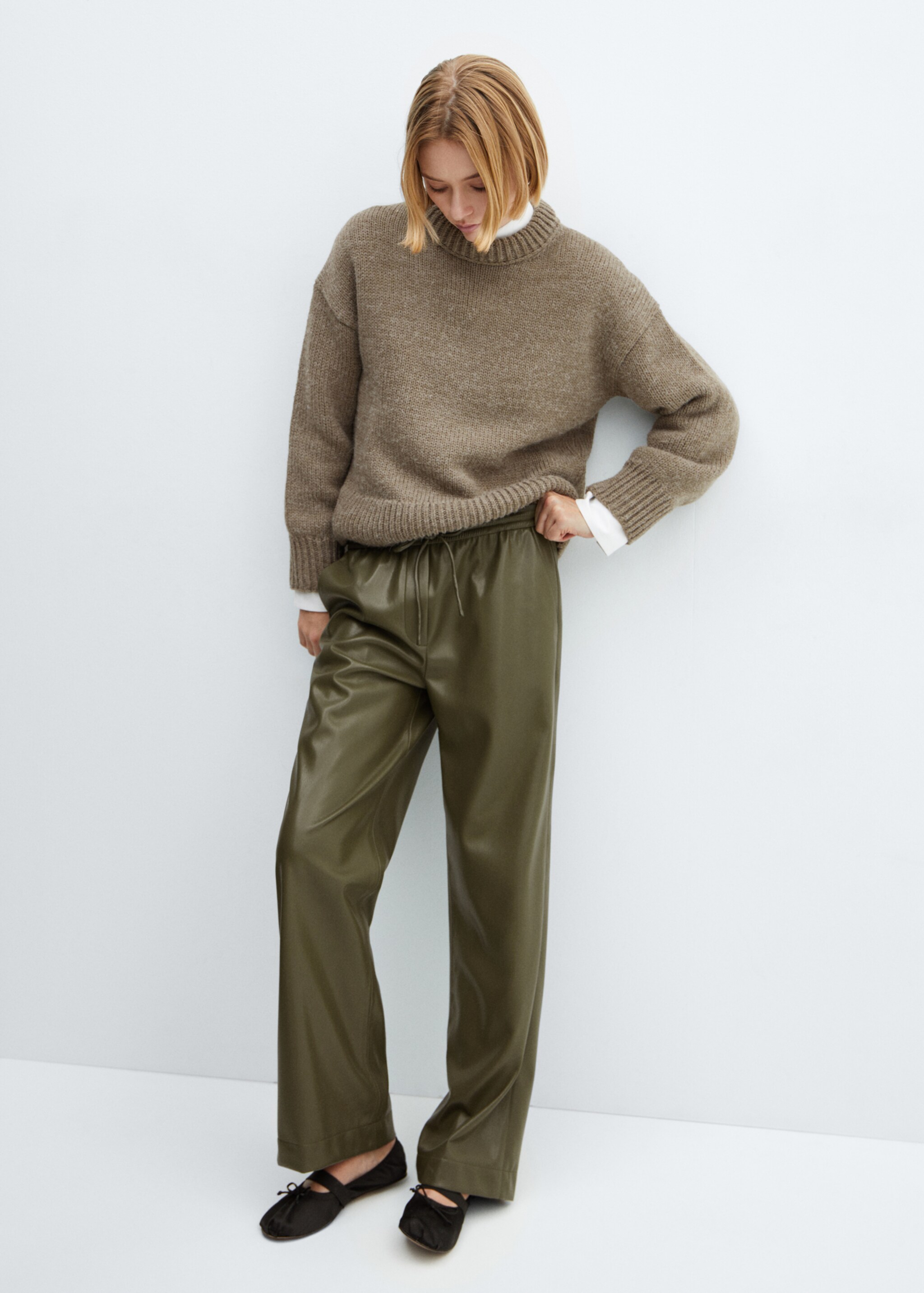 Leather-effect elastic waist trousers - Details of the article 2