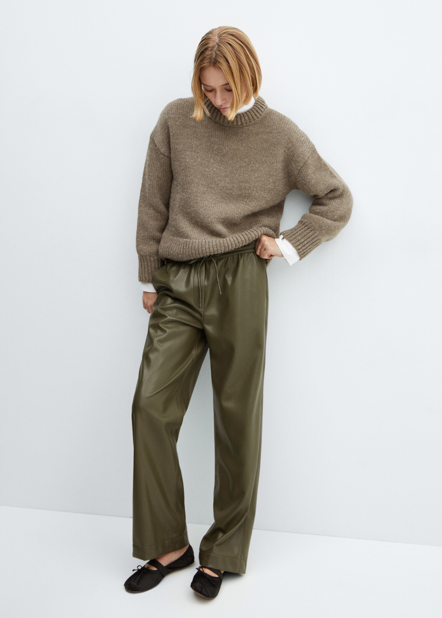 Leather-effect elastic waist trousers - Details of the article 2