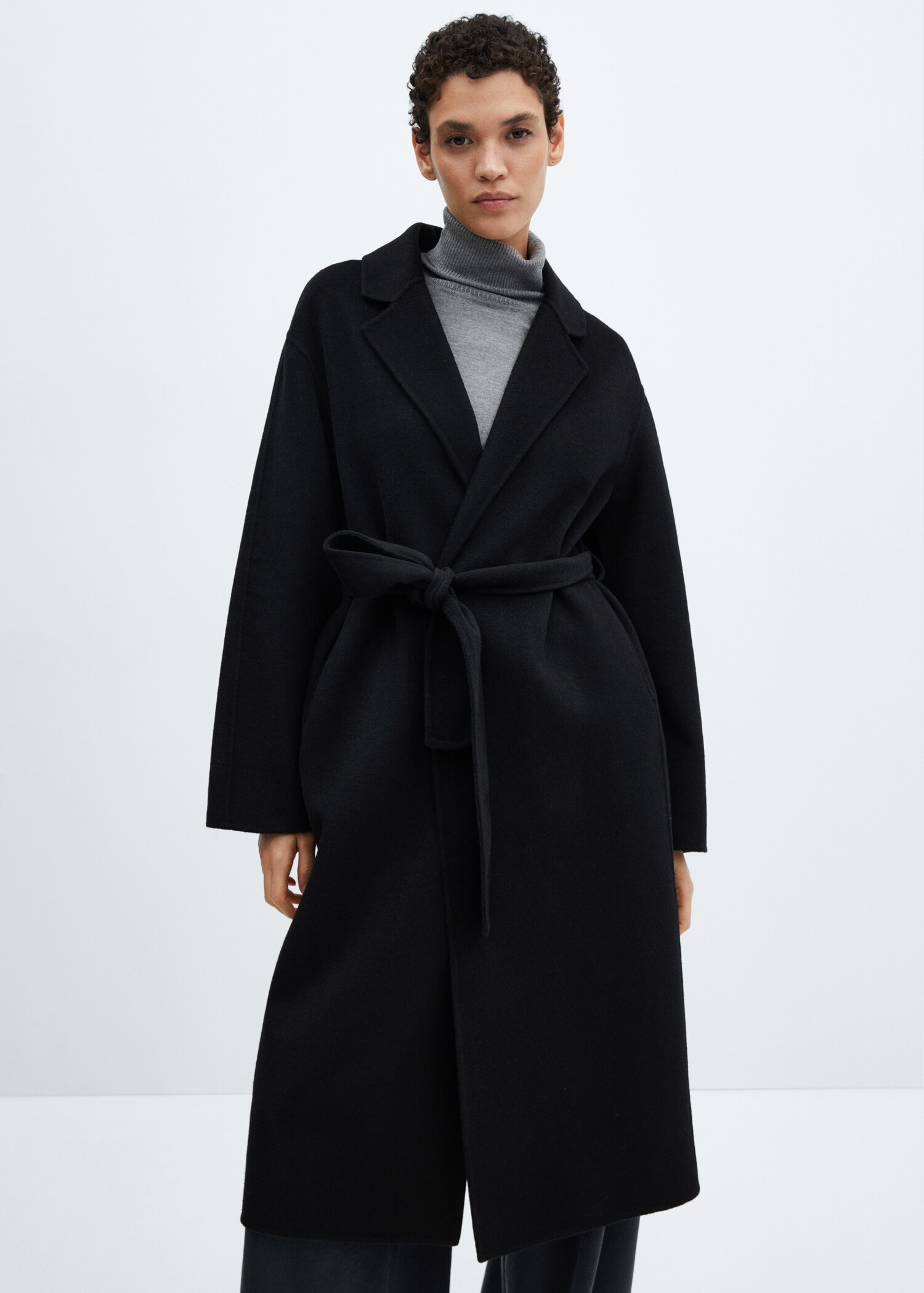 Manteau fait main avec ceinture - Plan moyen