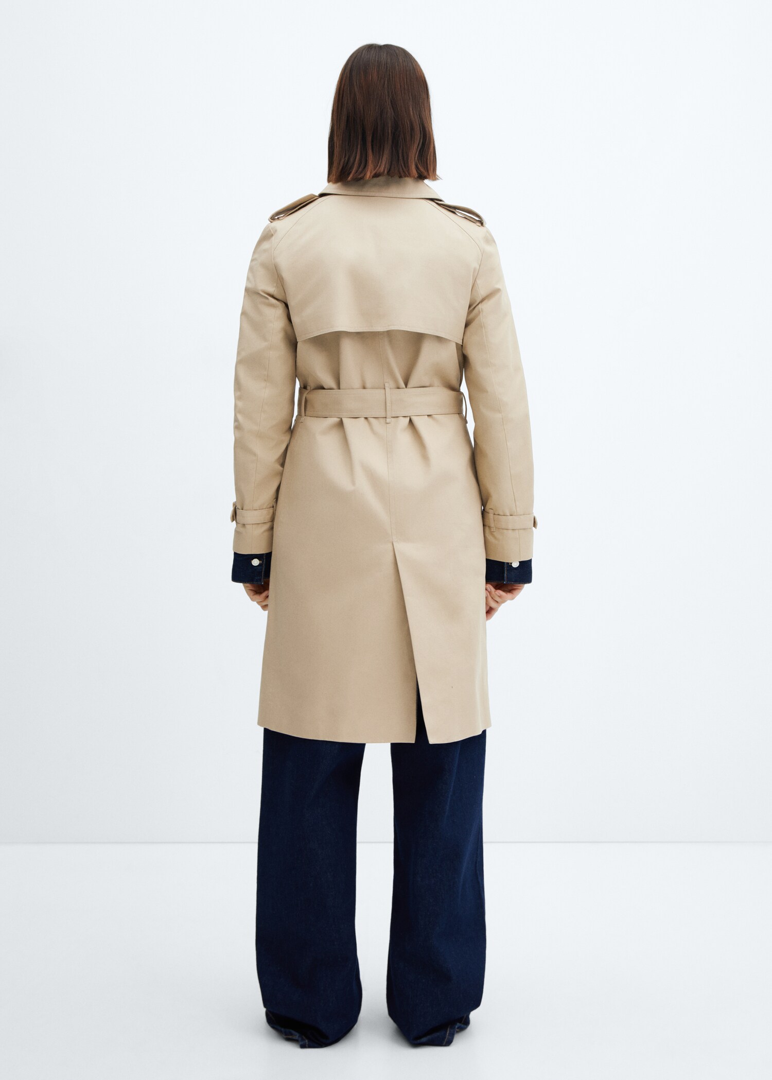 Klassischer Trenchcoat mit Gürtel - Rückseite des Artikels