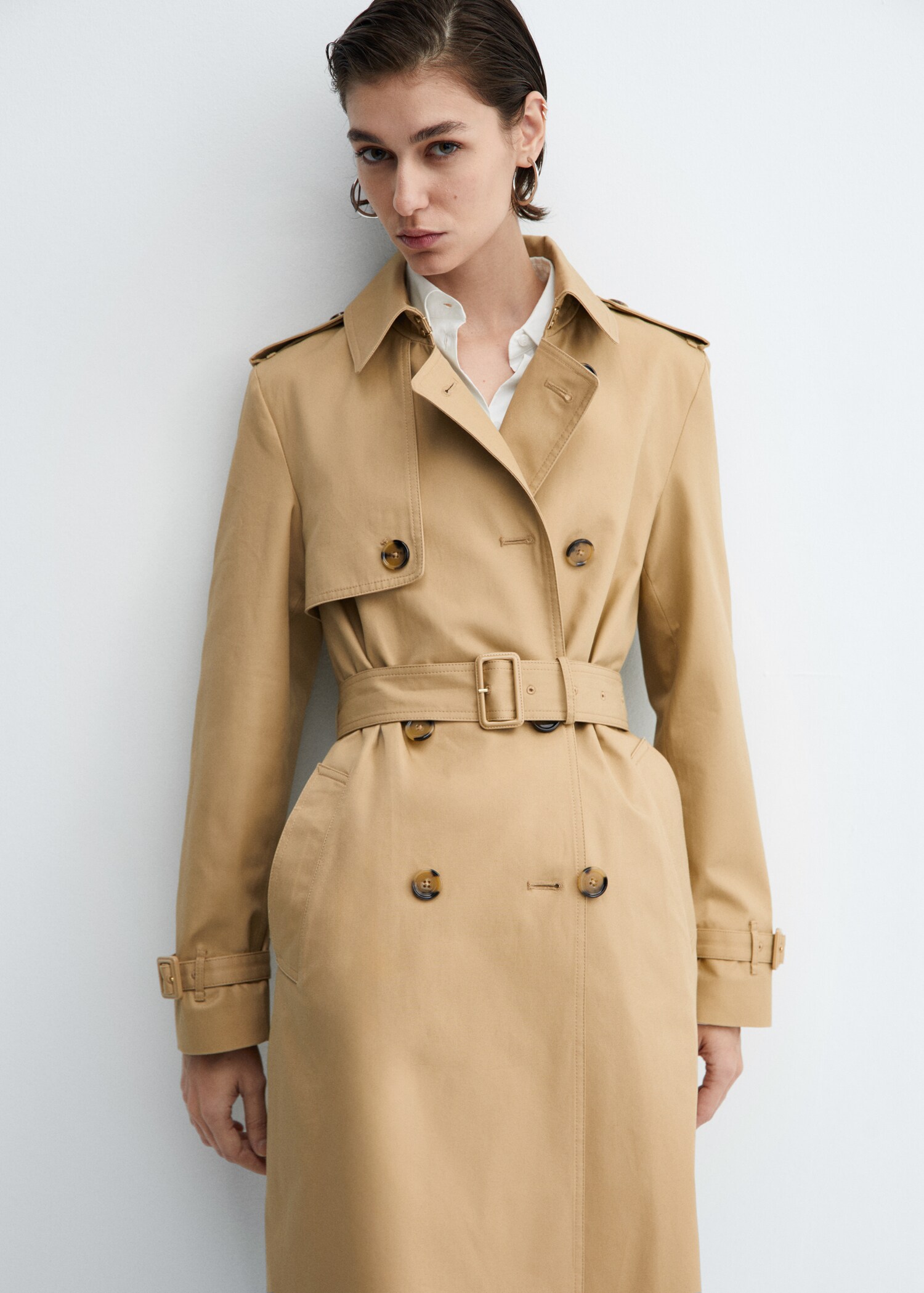 Klassischer Trenchcoat mit Gürtel - Mittlere Ansicht