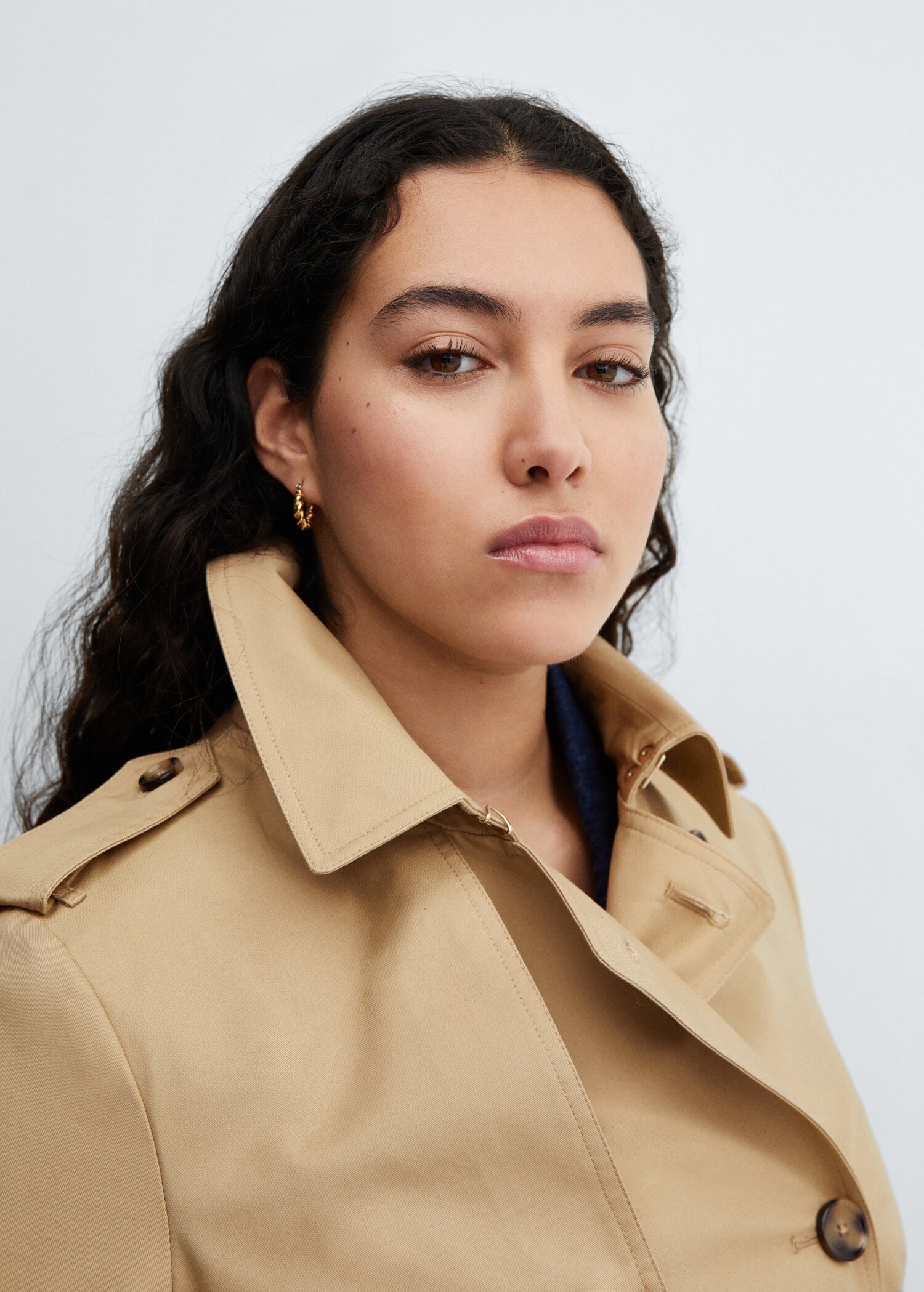 Klassischer Trenchcoat mit Gürtel - Detail des Artikels 4