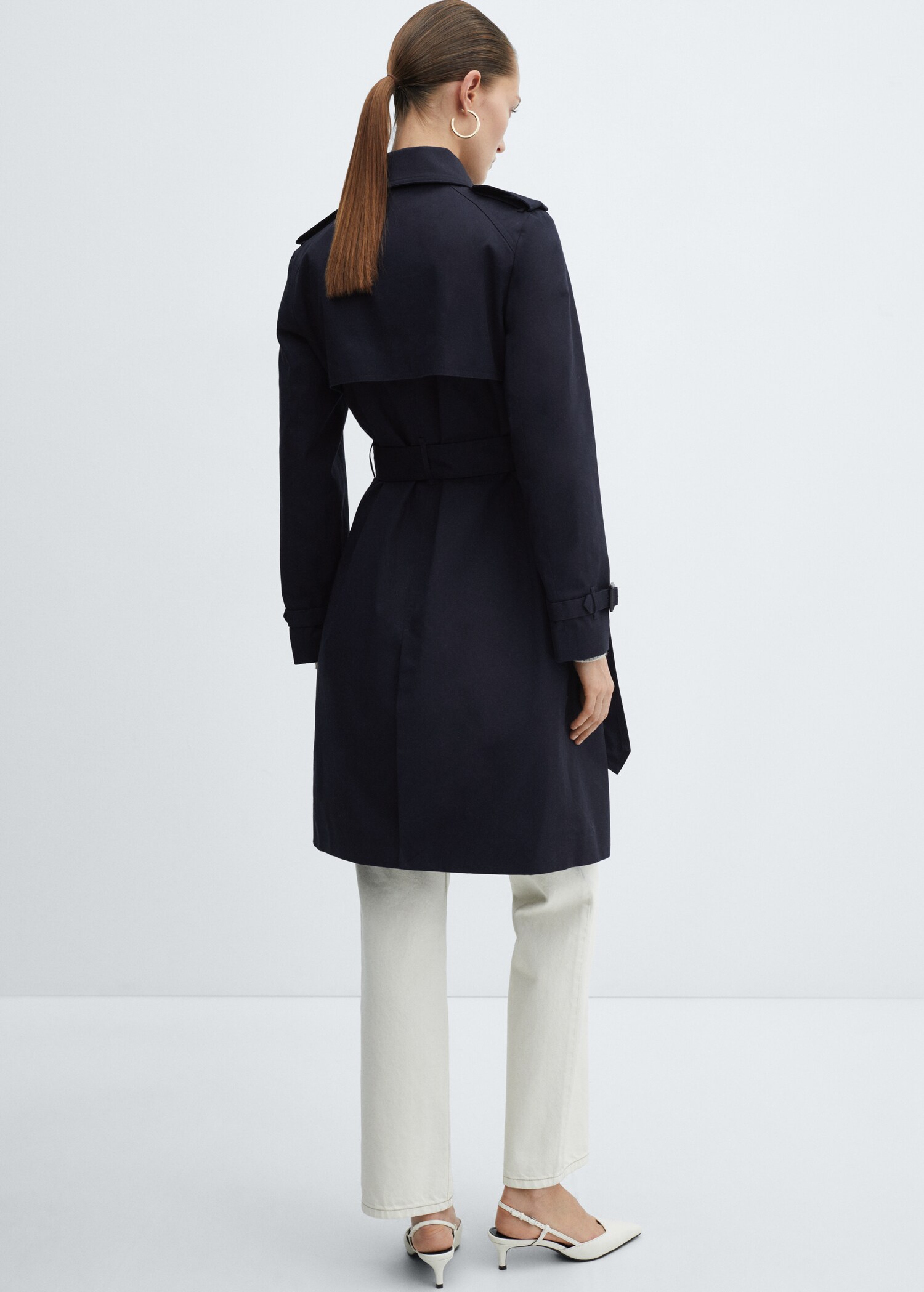 Klassischer Trenchcoat mit Gürtel - Rückseite des Artikels