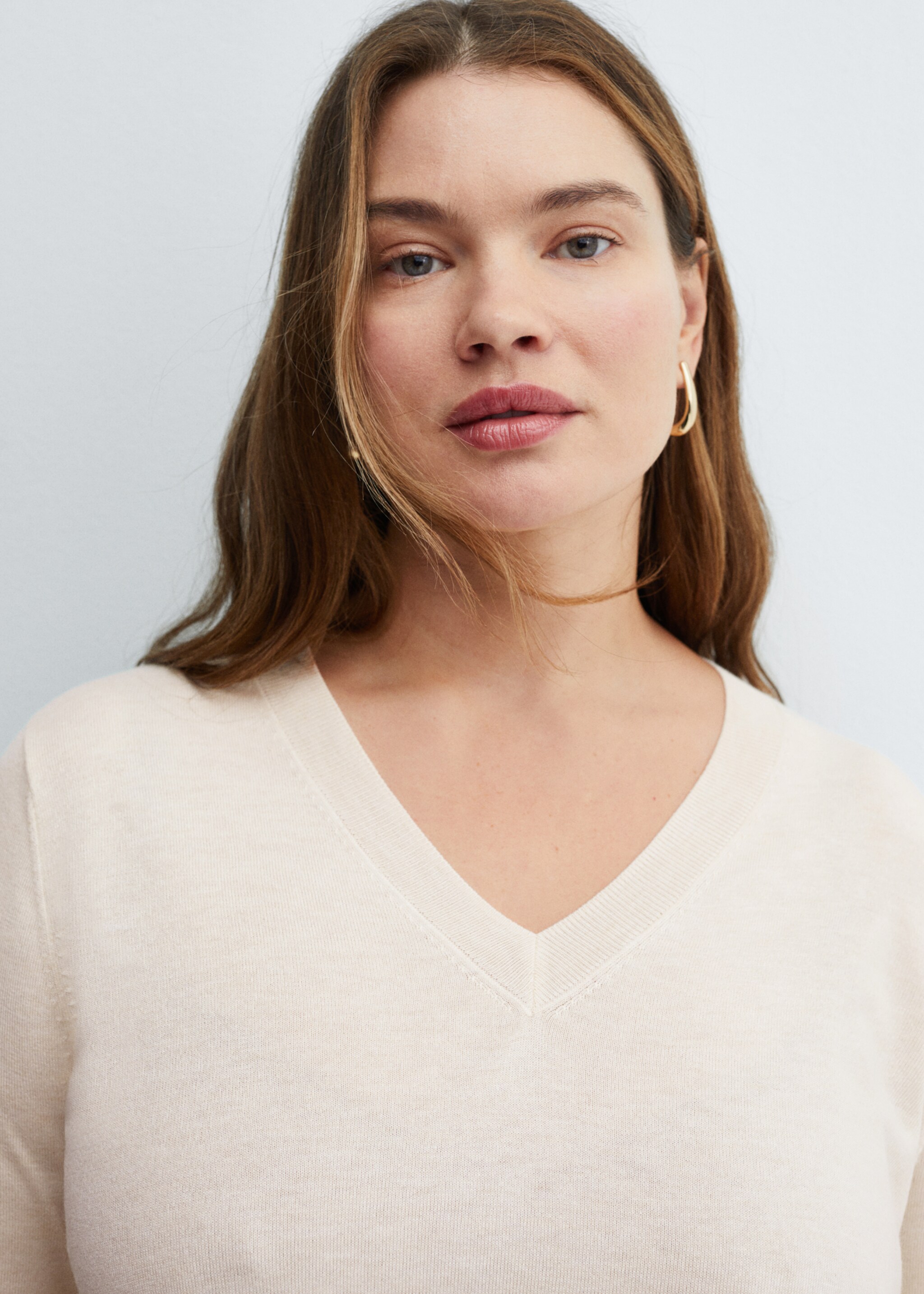 V-neck knit sweater - Details of the article 4, Ecru. Ref: 67084047-00.