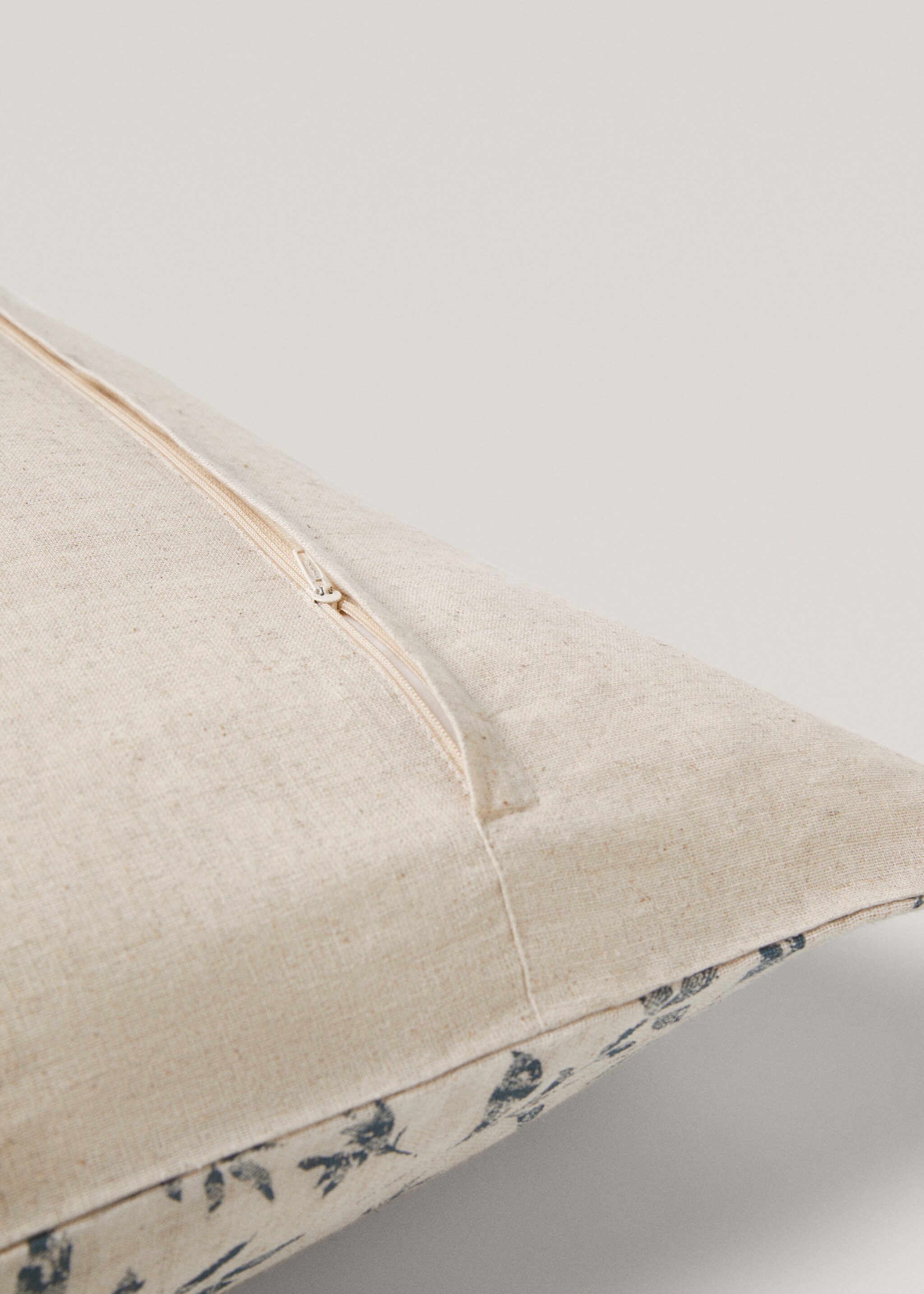 Cotton linen floral cushion cover 70x90cm - Details of the article 2