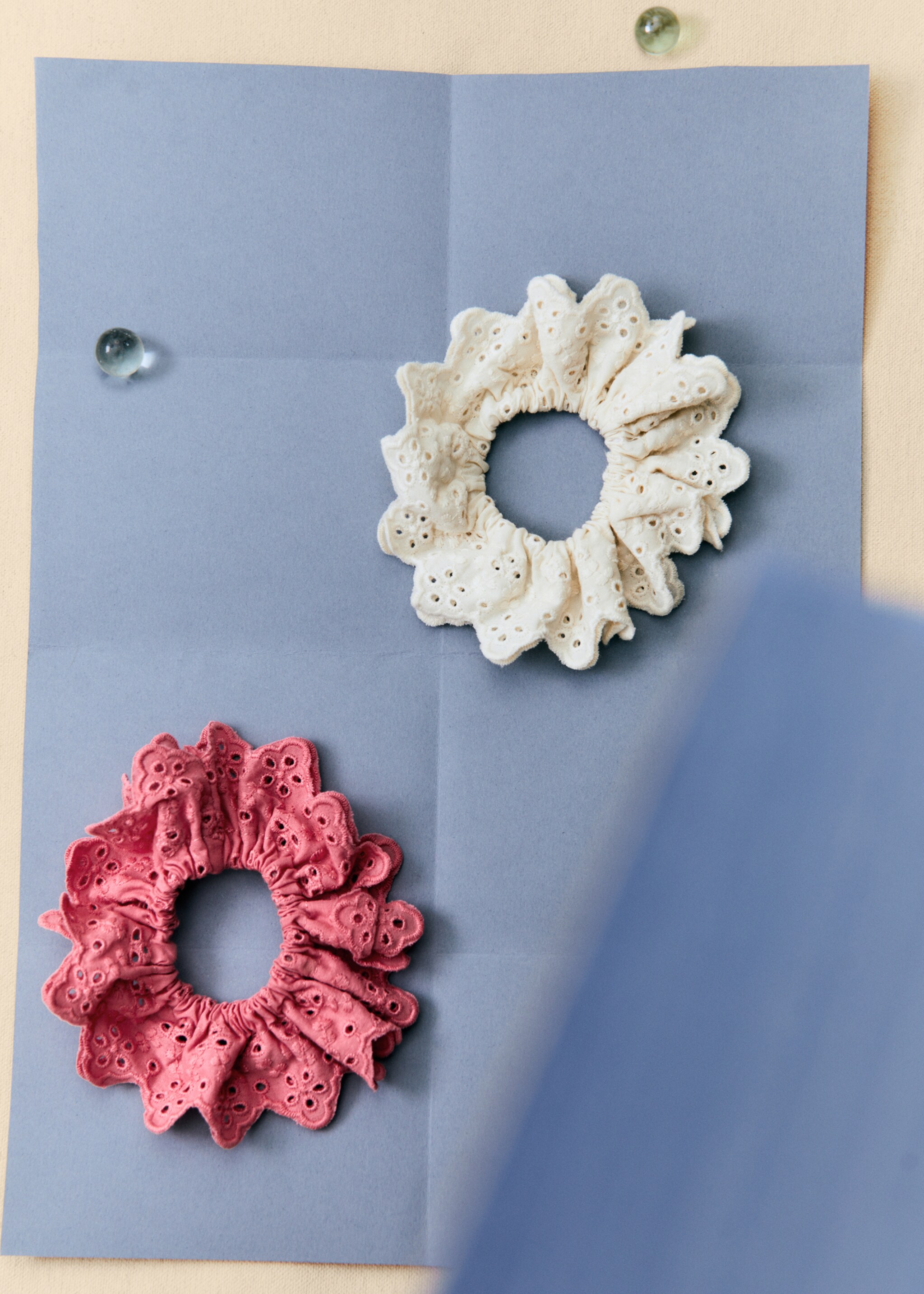 2-pack texture scrunchies - Details of the article 6, Off White. Ref: 67084770-00.