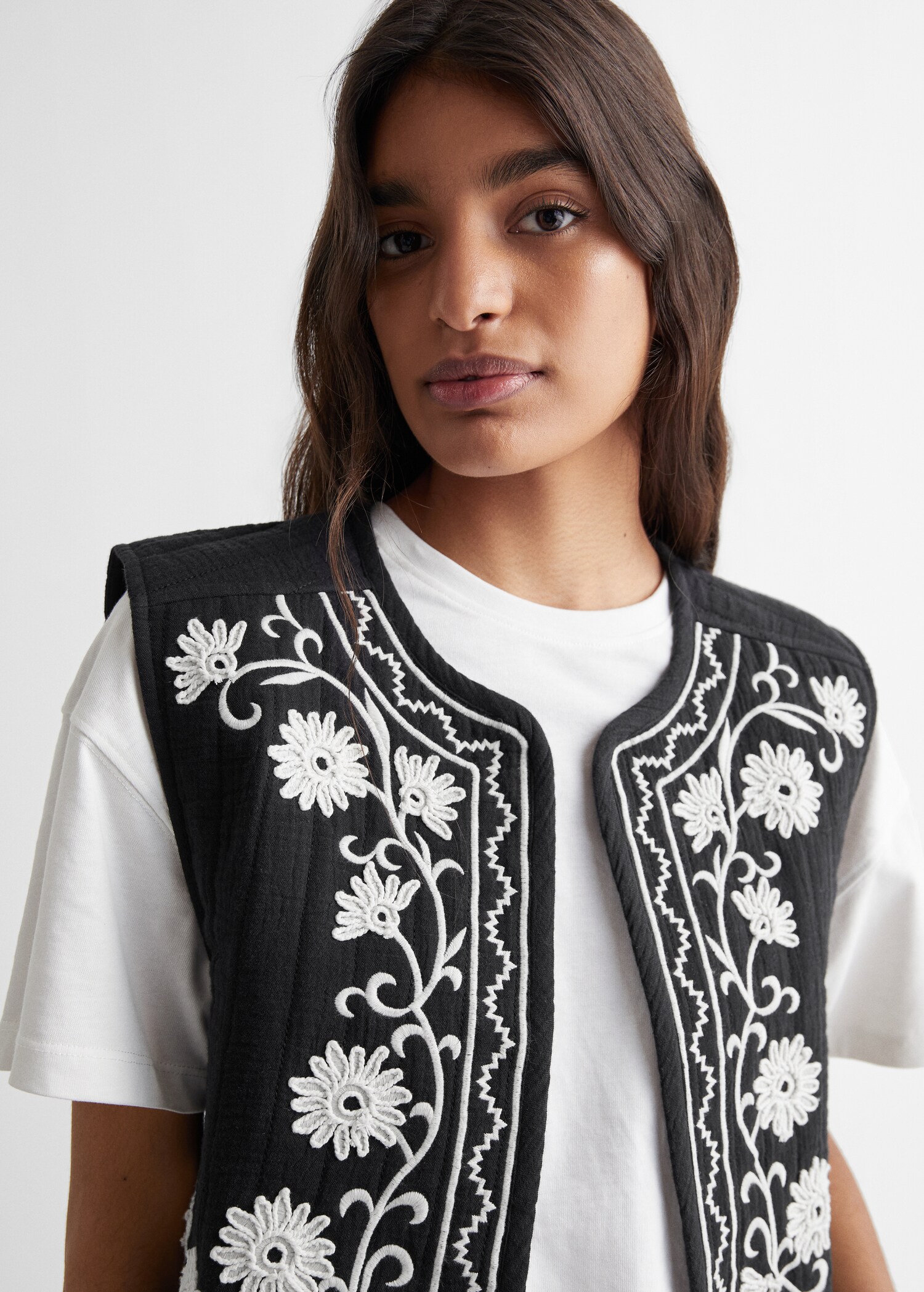 Embroidered cotton gilet - Details of the article 1