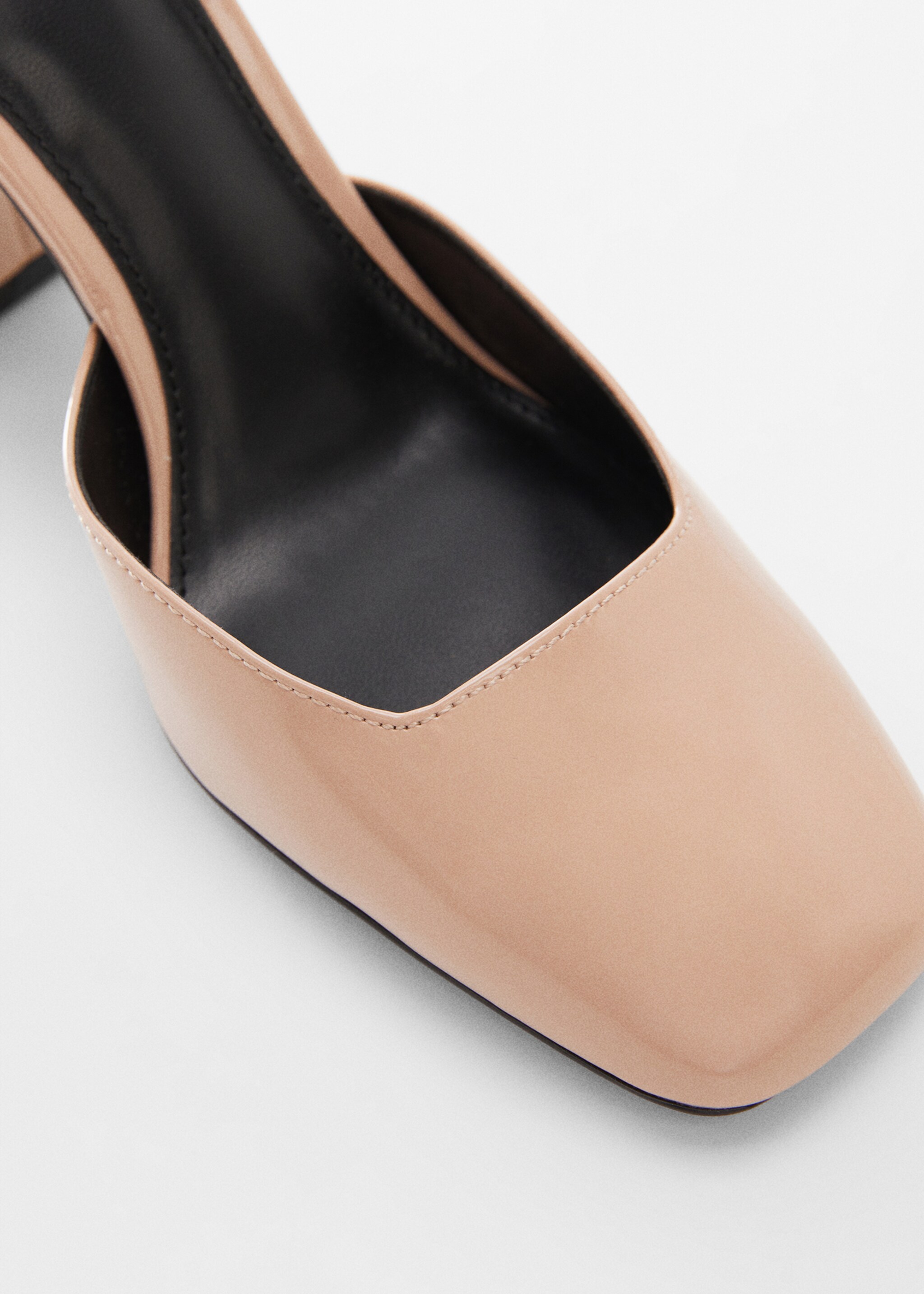 Pumps mit Lackleder-Effekt - Detail des Artikels 2, Nude. Ref: 67085148-00.