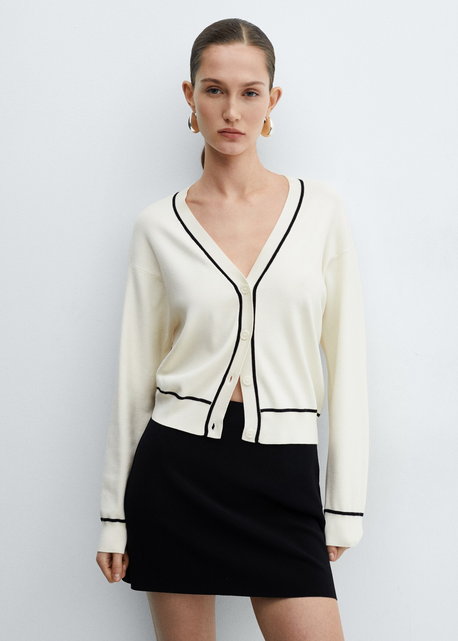 Cardigan mit Kontrastborten - Mittlere Ansicht