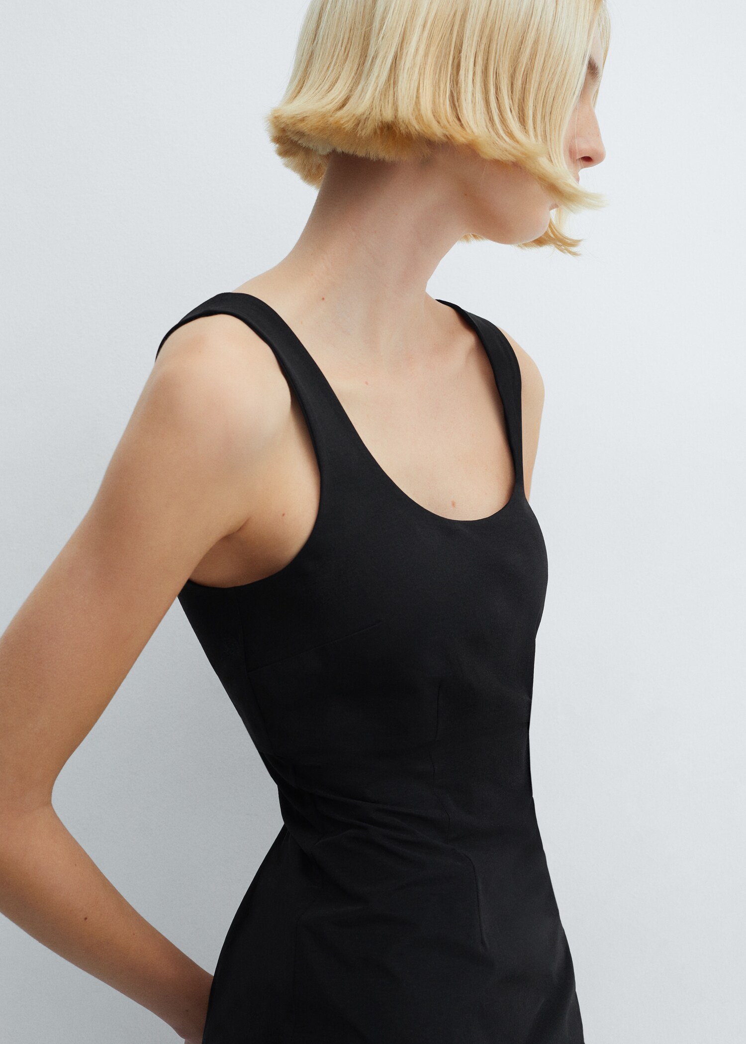 Short low-neck dress - Details of the article 1