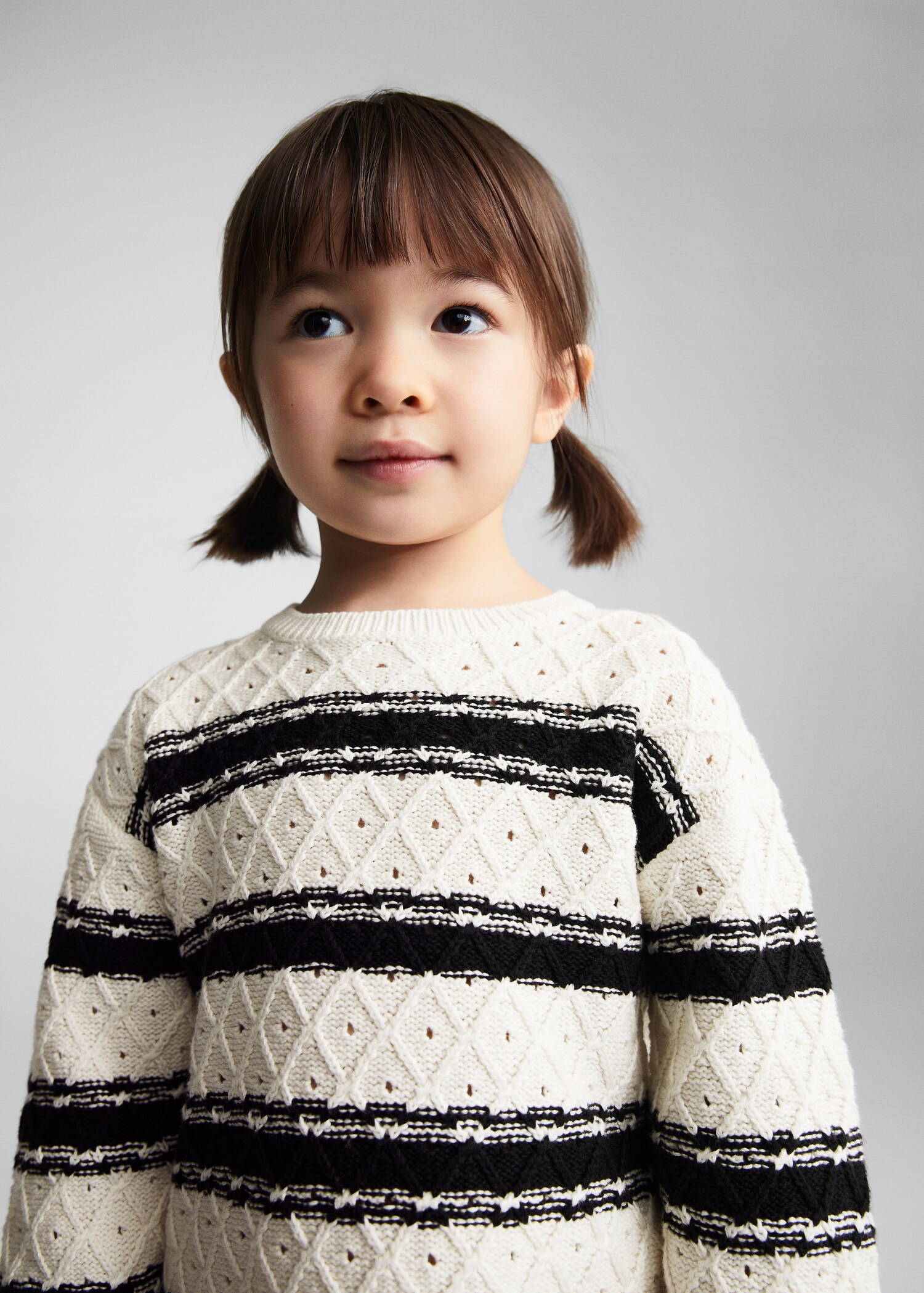 Gestreifter Lochstrickpullover - Mittlere Ansicht