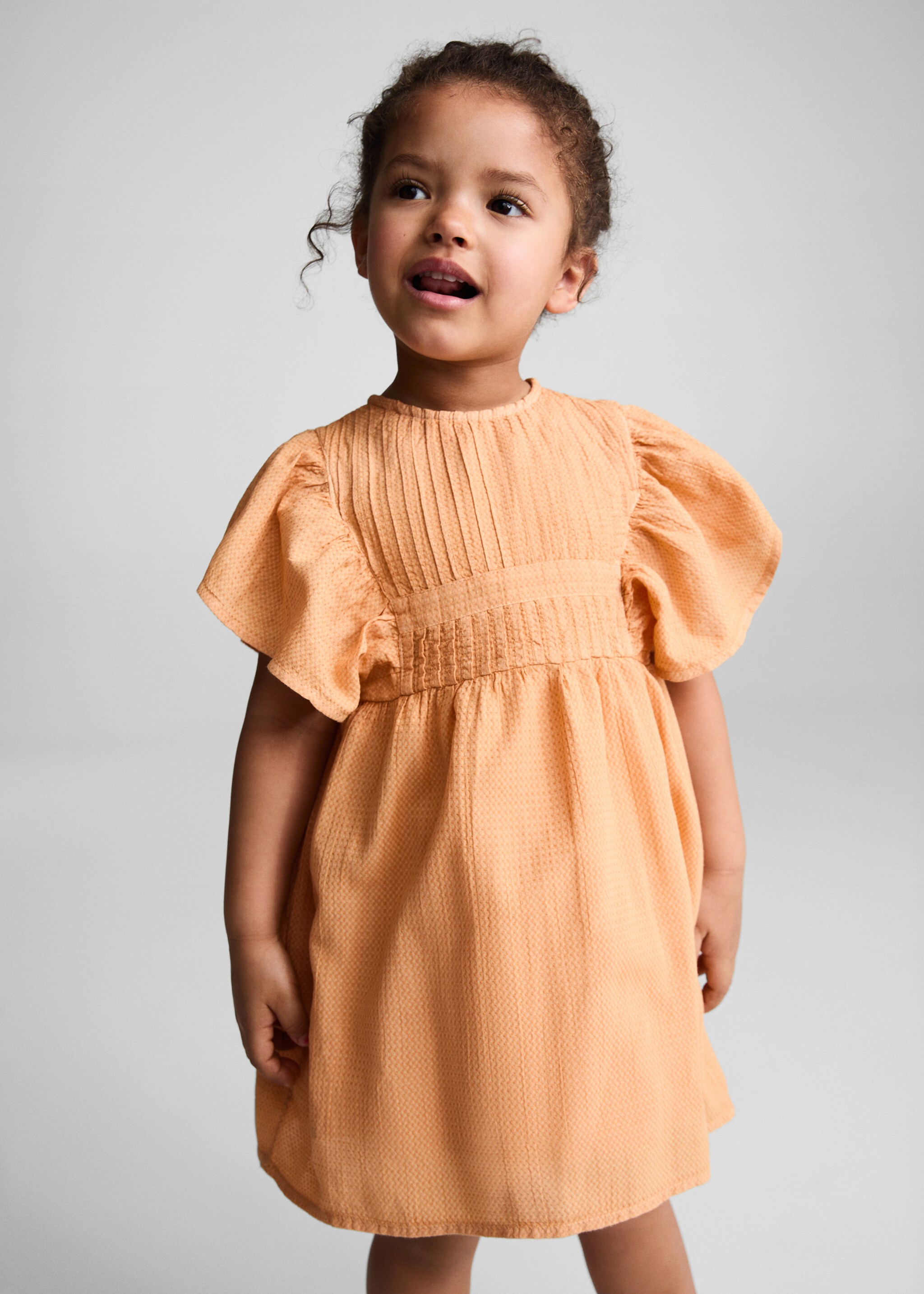 Vestido com folhos tingido com corante natural - Plano médio