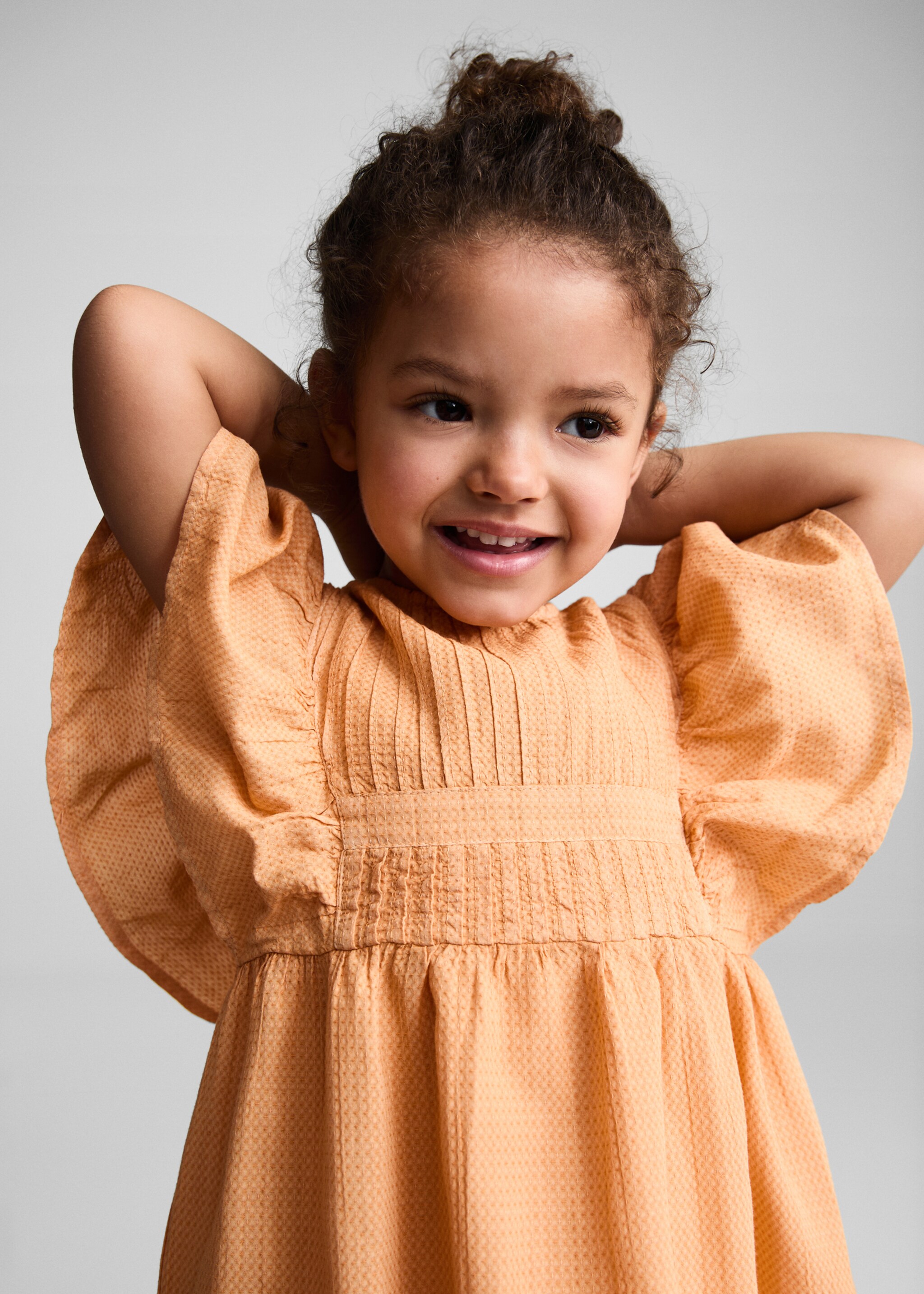 Vestido com folhos tingido com corante natural - Pormenor do artigo 1