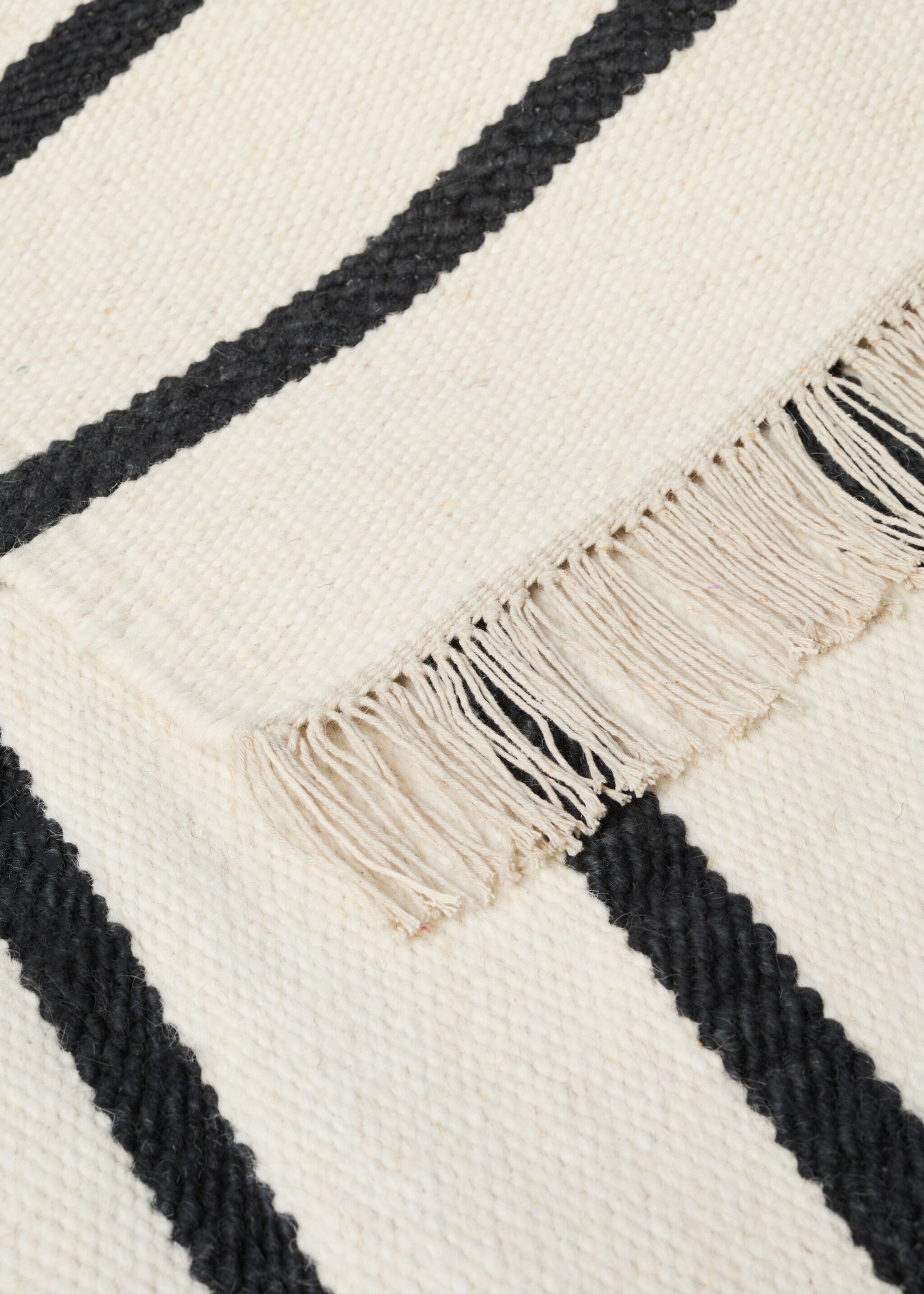 100% wool striped fringed rug - Details of the article 1, Charcoal. Ref: 67086026-00.