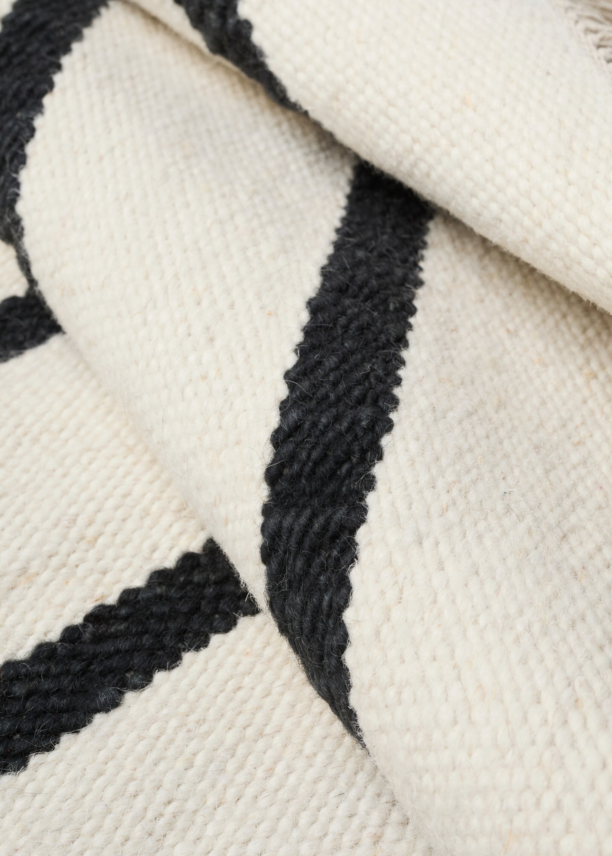 100% wool striped fringed rug - Details of the article 2, Charcoal. Ref: 67086026-00.