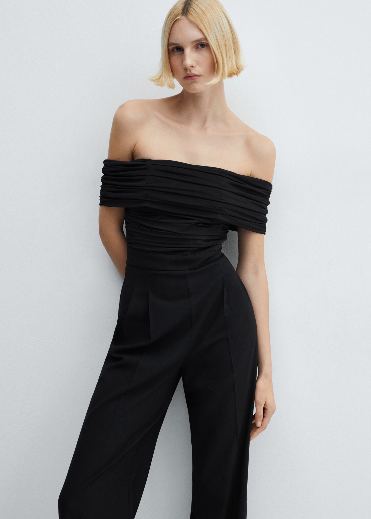 Schulterfreier Jumpsuit mit Raffdetail - Mittlere Ansicht