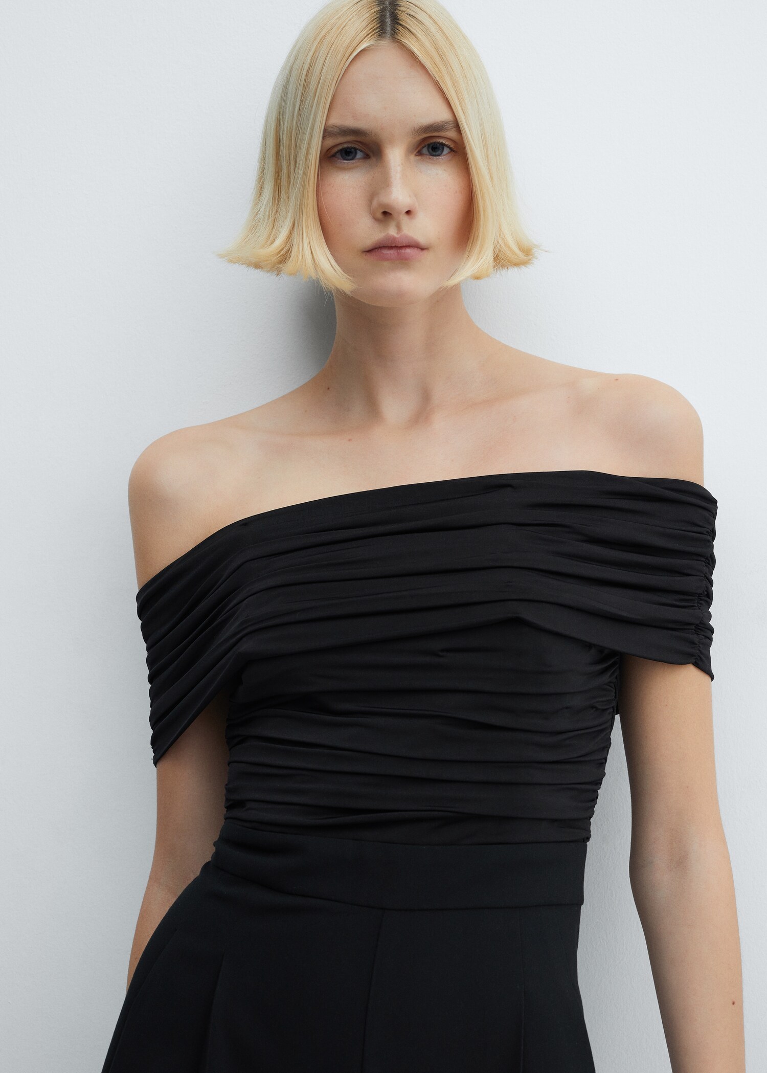 Schulterfreier Jumpsuit mit Raffdetail - Detail des Artikels 1