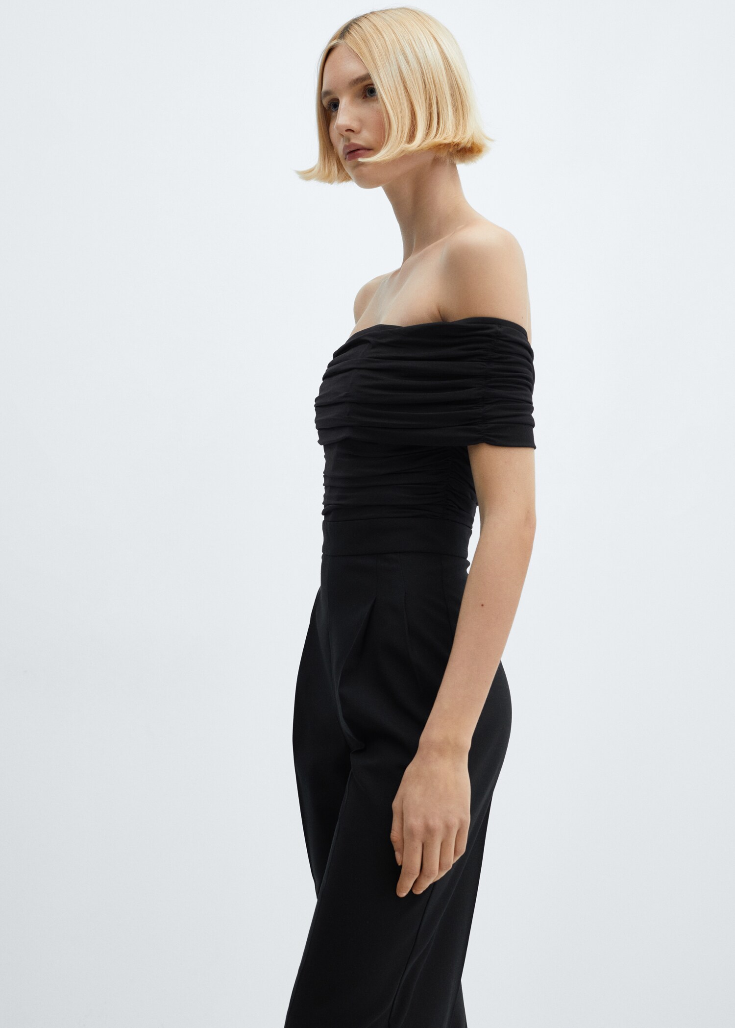 Schulterfreier Jumpsuit mit Raffdetail - Detail des Artikels 6