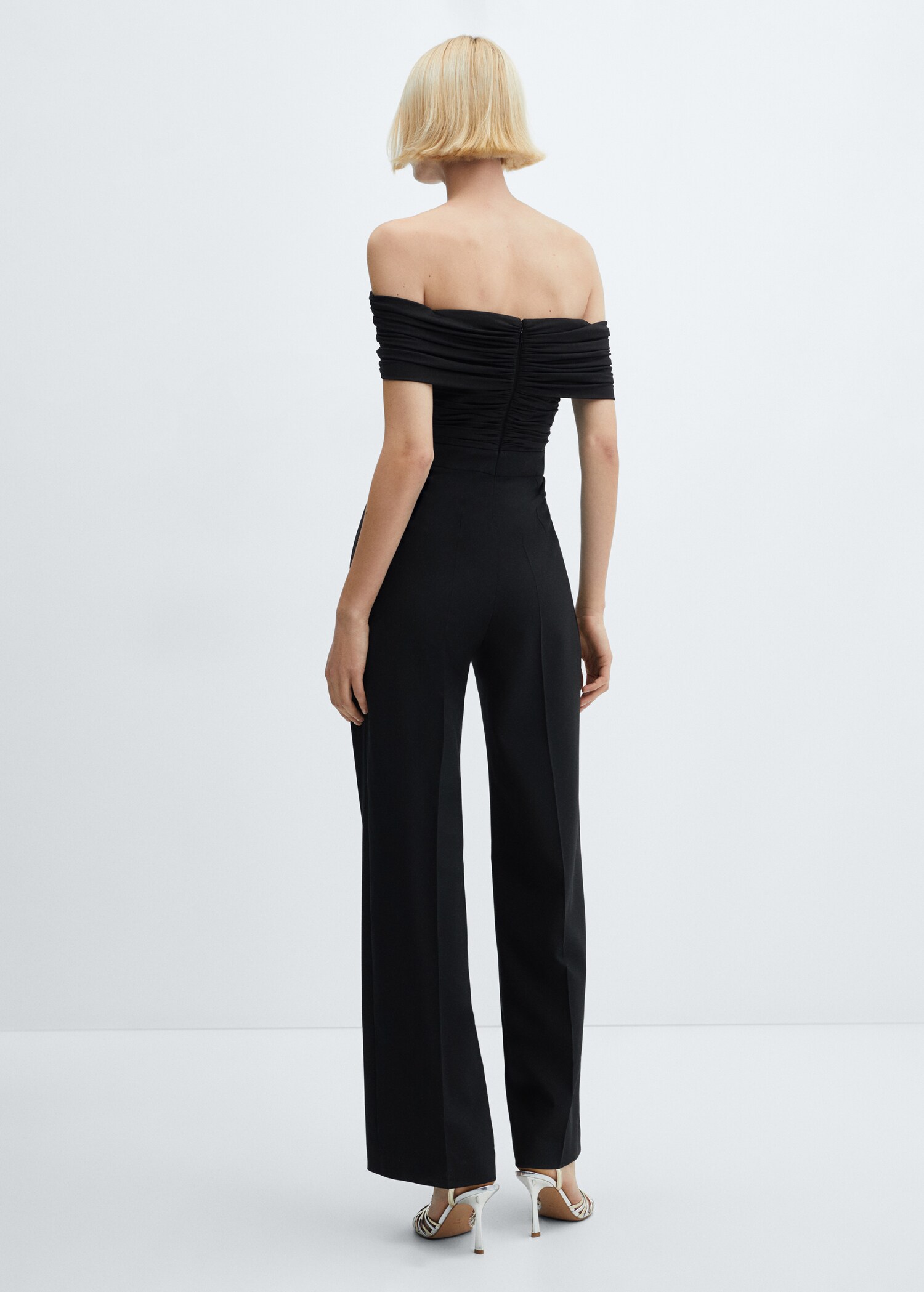 Schulterfreier Jumpsuit mit Raffdetail - Rückseite des Artikels