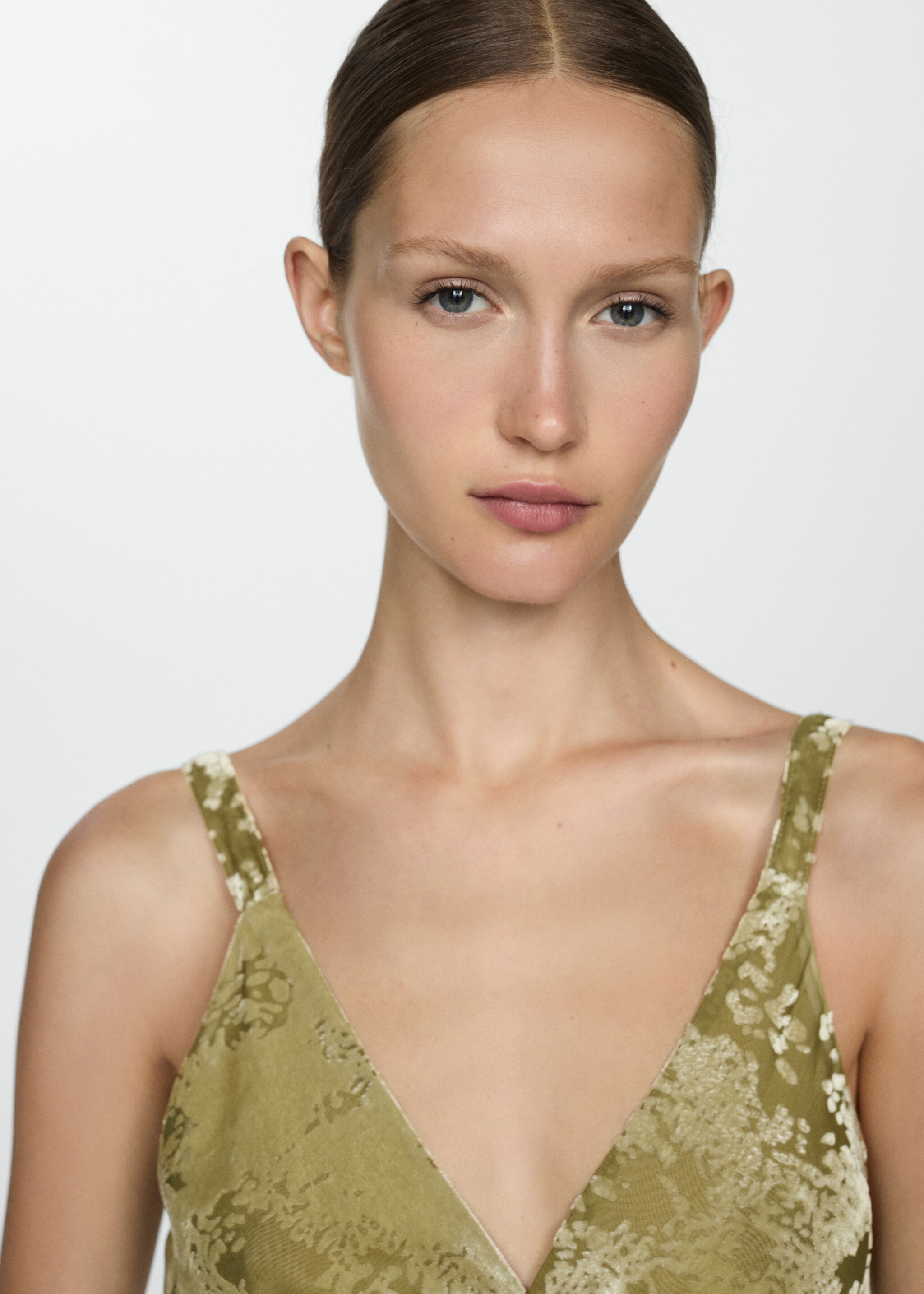 Long dress with velvet details - Details of the article 1, Green. Ref: 67087118-00.