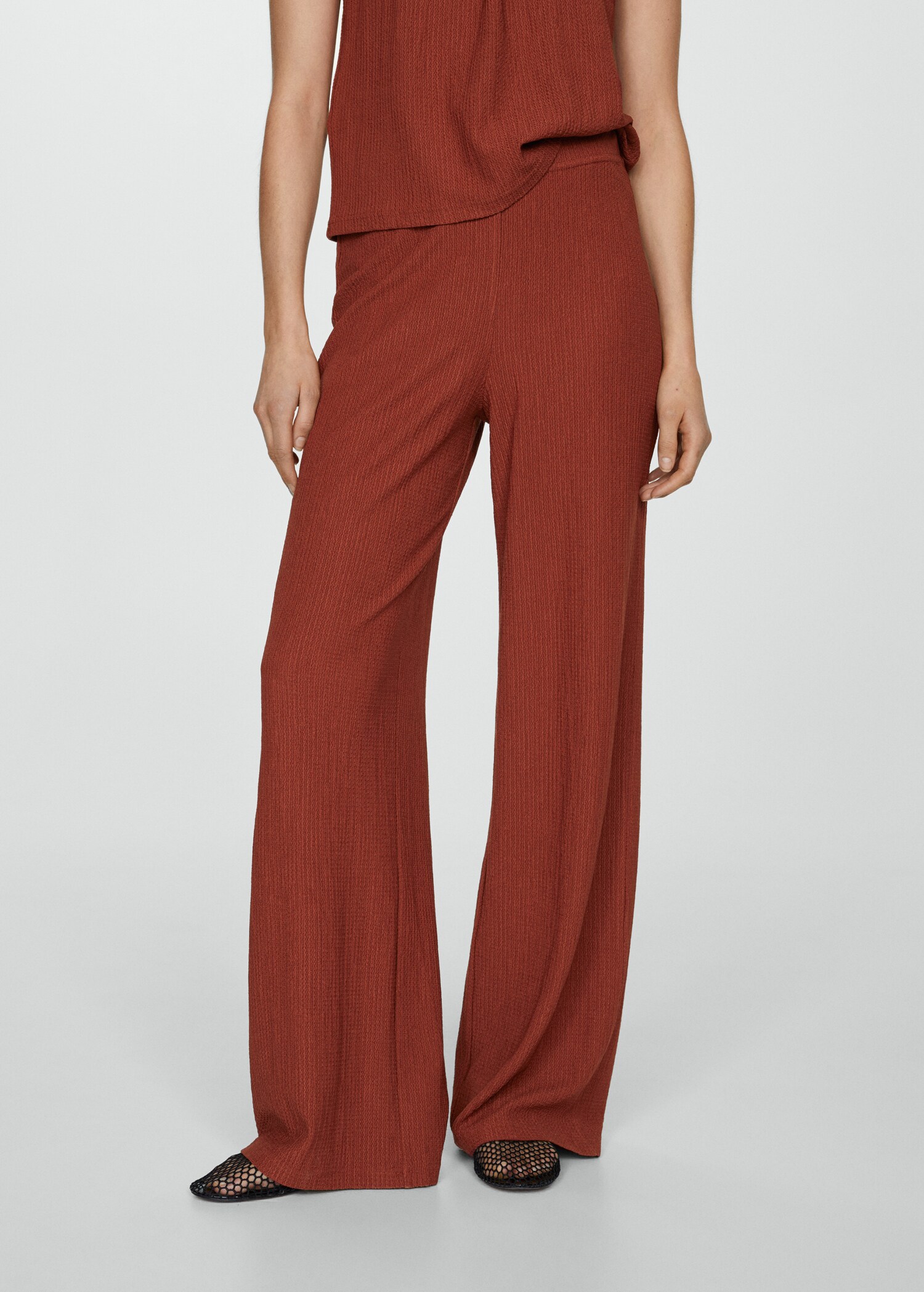 Pantalón textura wideleg - Plano medio