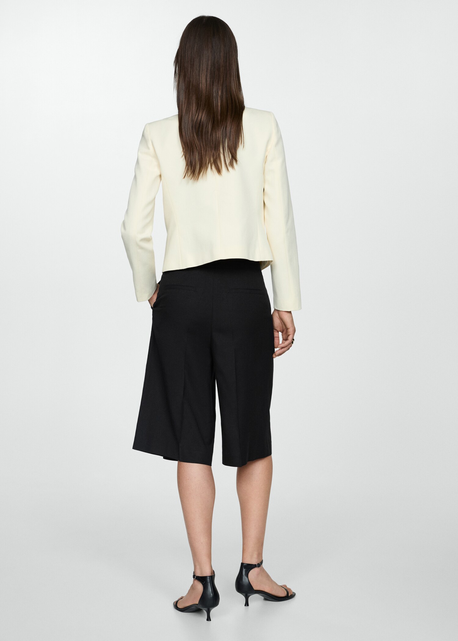 Bermuda shorts with contrast trim - Reverse of the article