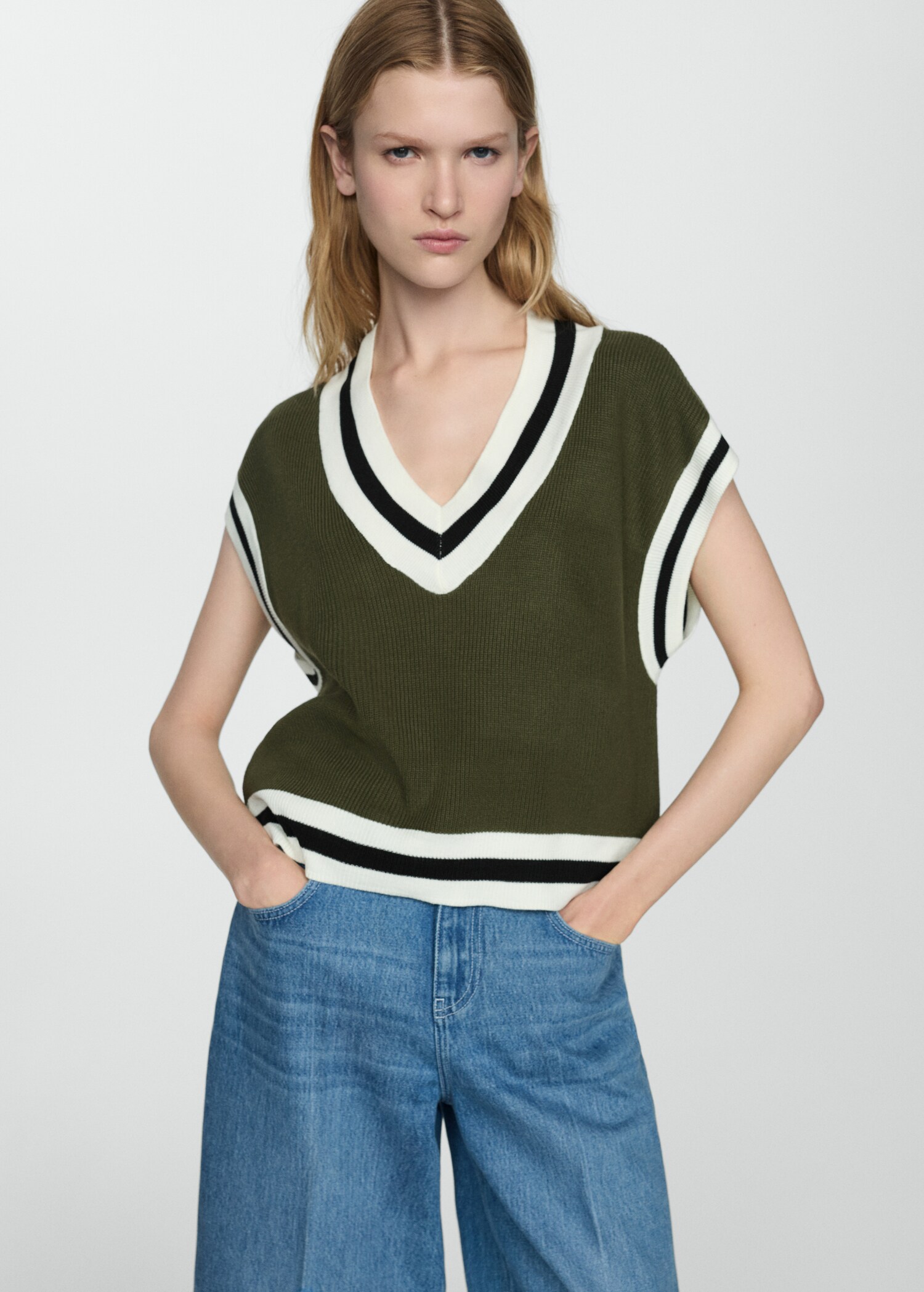 Gilet col V contrasté - Plan moyen