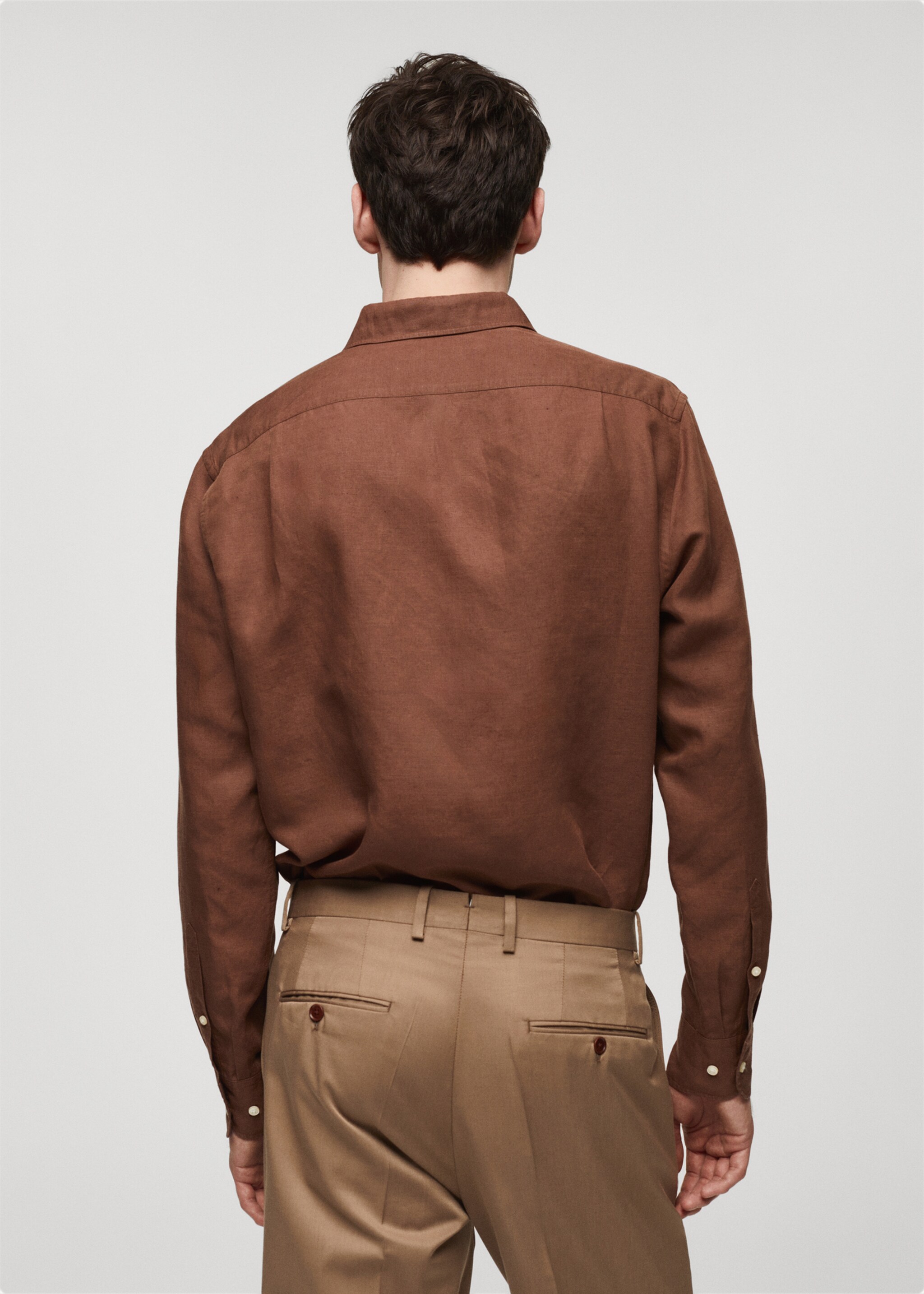 Slim-Fit-Hemd aus Tencel mit Leinen - Rückseite des Artikels, Braun. Ref: 67087907-00.