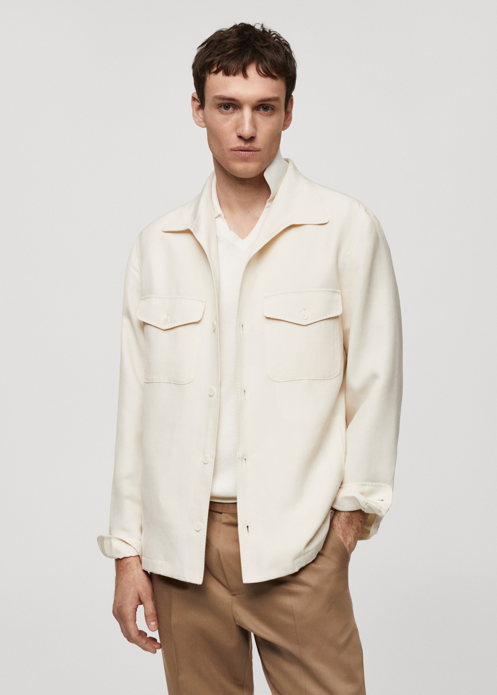 Sobrecamisa lino bolsillos - Plano medio, Blanco roto. Ref: 67088266-00.