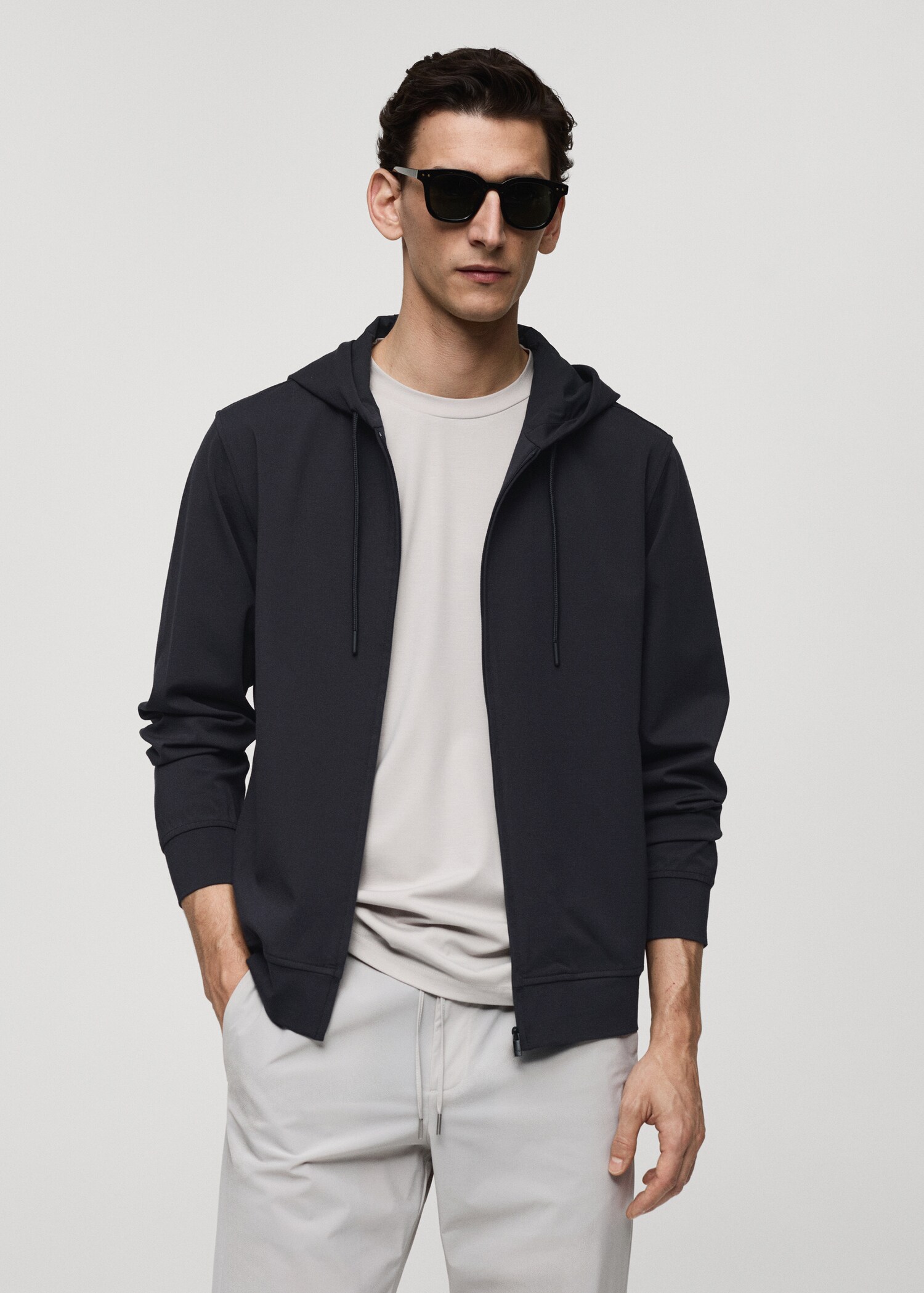 Kapuzensweatshirt aus technischem Stoff - Mittlere Ansicht