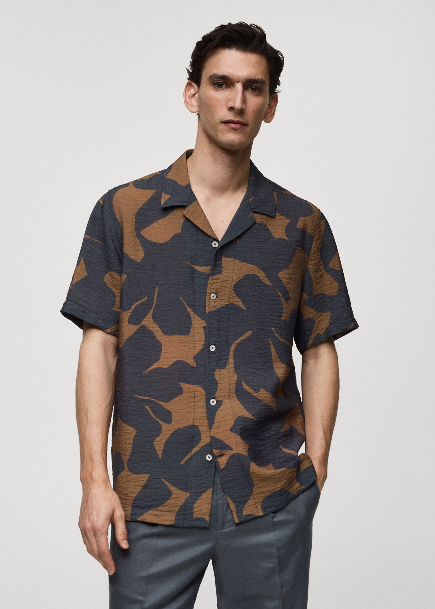 Camisa regular fit estampada textura - Plano medio