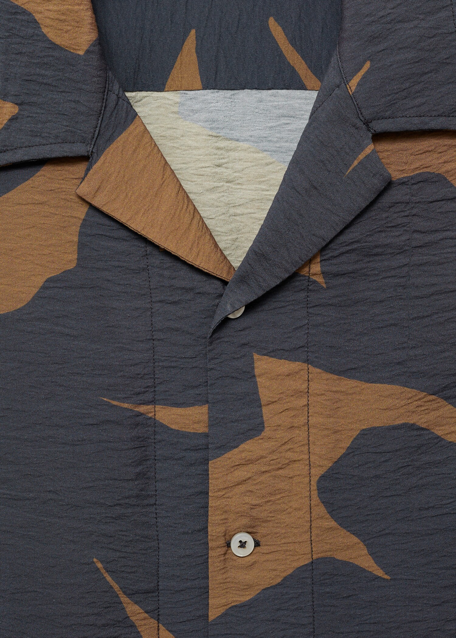 Camisa regular fit estampada textura - Detalle del artículo 8