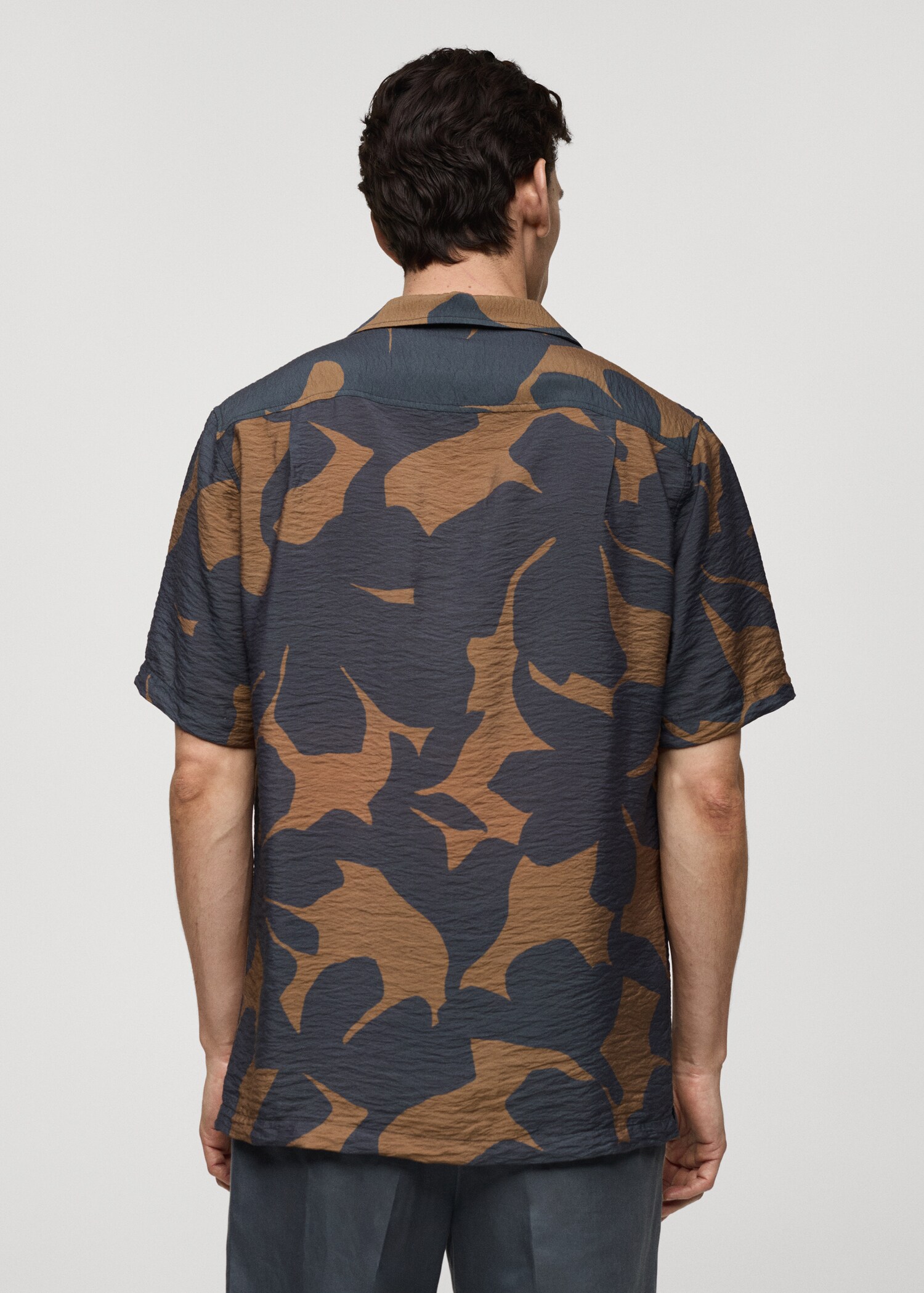 Camisa regular fit estampada textura - Reverso del artículo