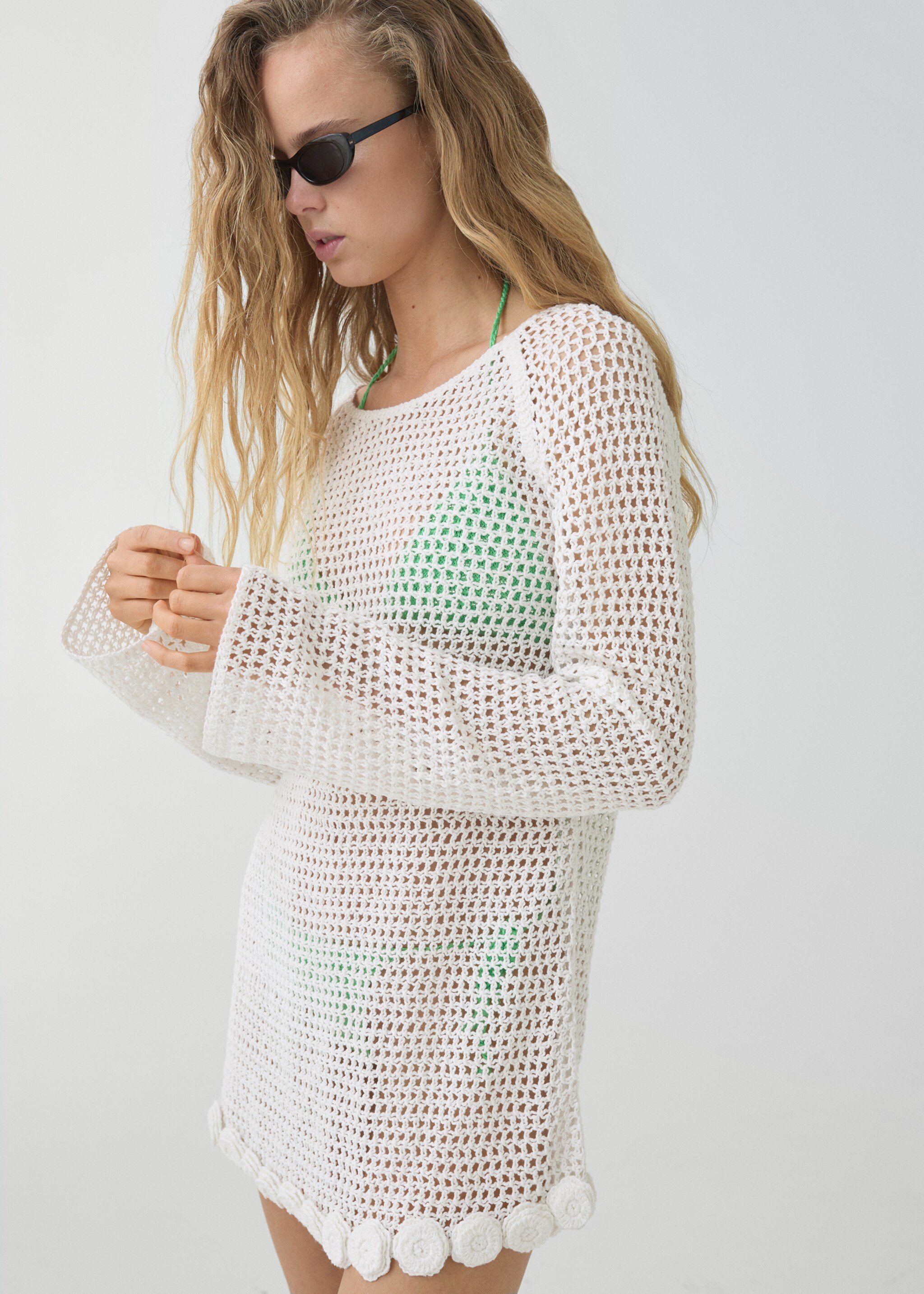 Häkelkleid mit Blumenapplikationen - Mittlere Ansicht