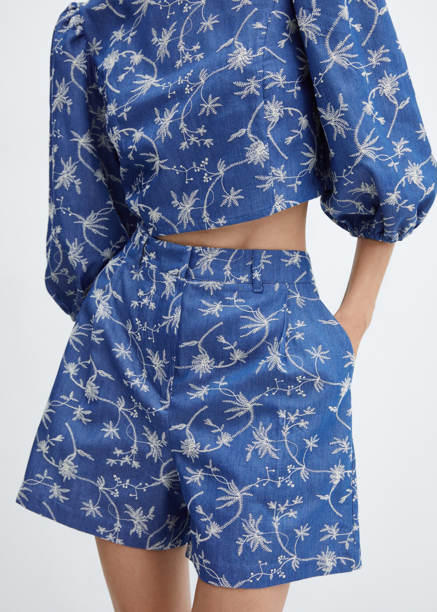 High-waisted embroidered shorts - Details of the article 1