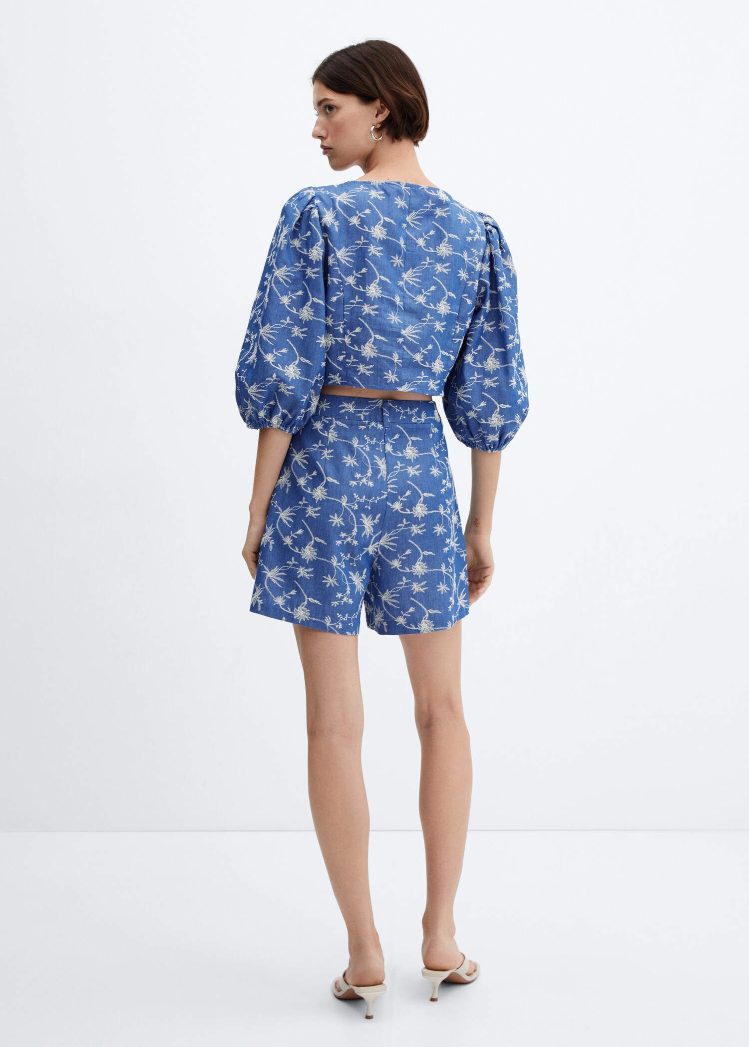 High-waisted embroidered shorts - Reverse of the article